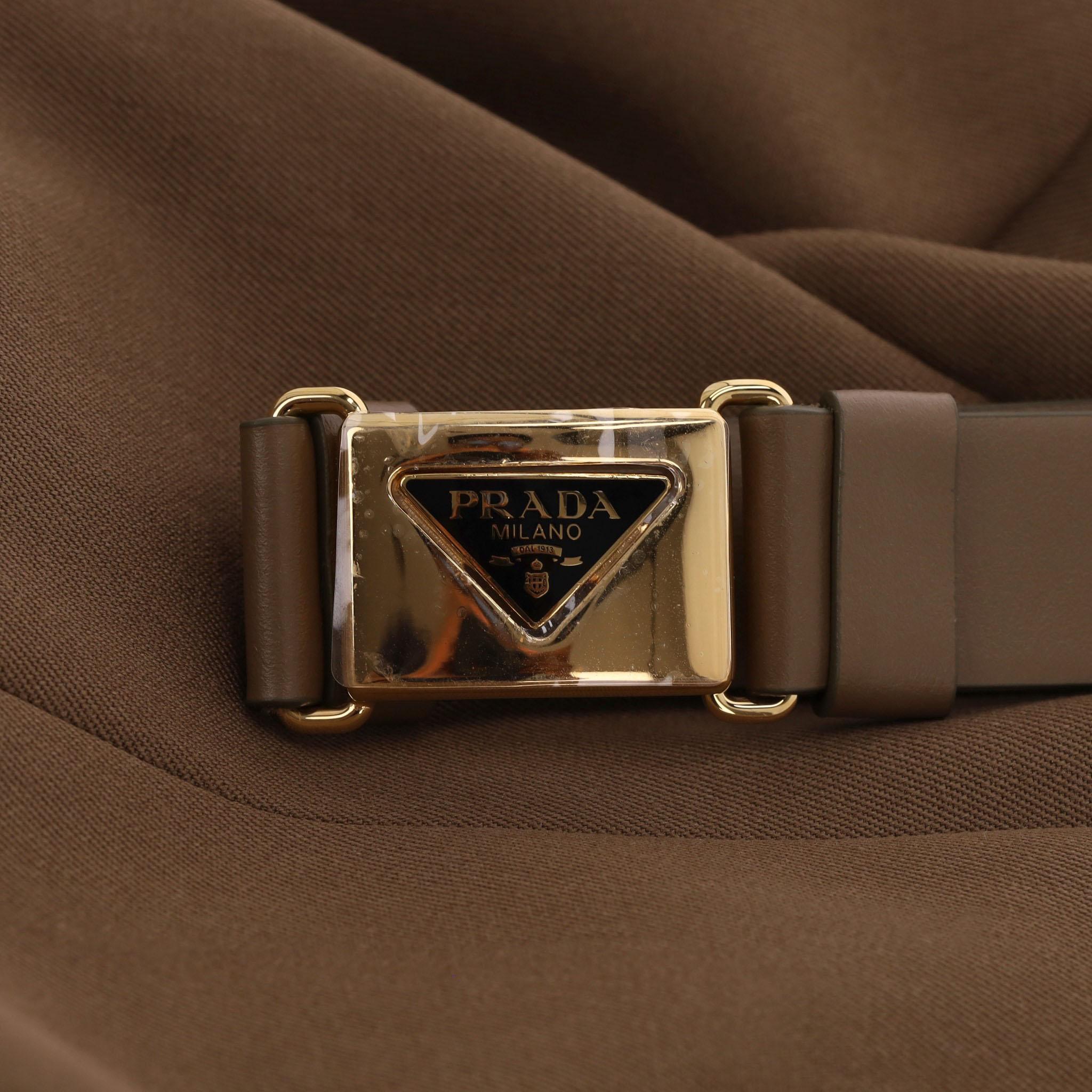 Donna Giacca con cintura in gabardine di lana vergine di Prada in vendita