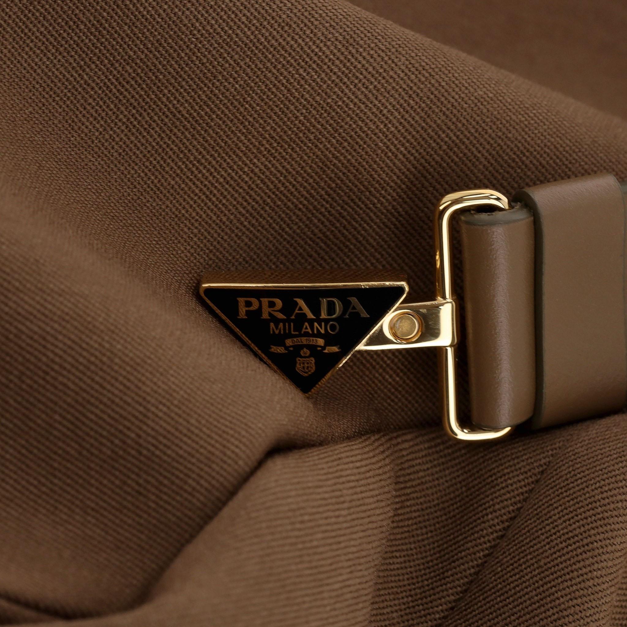Giacca con cintura in gabardine di lana vergine di Prada in vendita 1