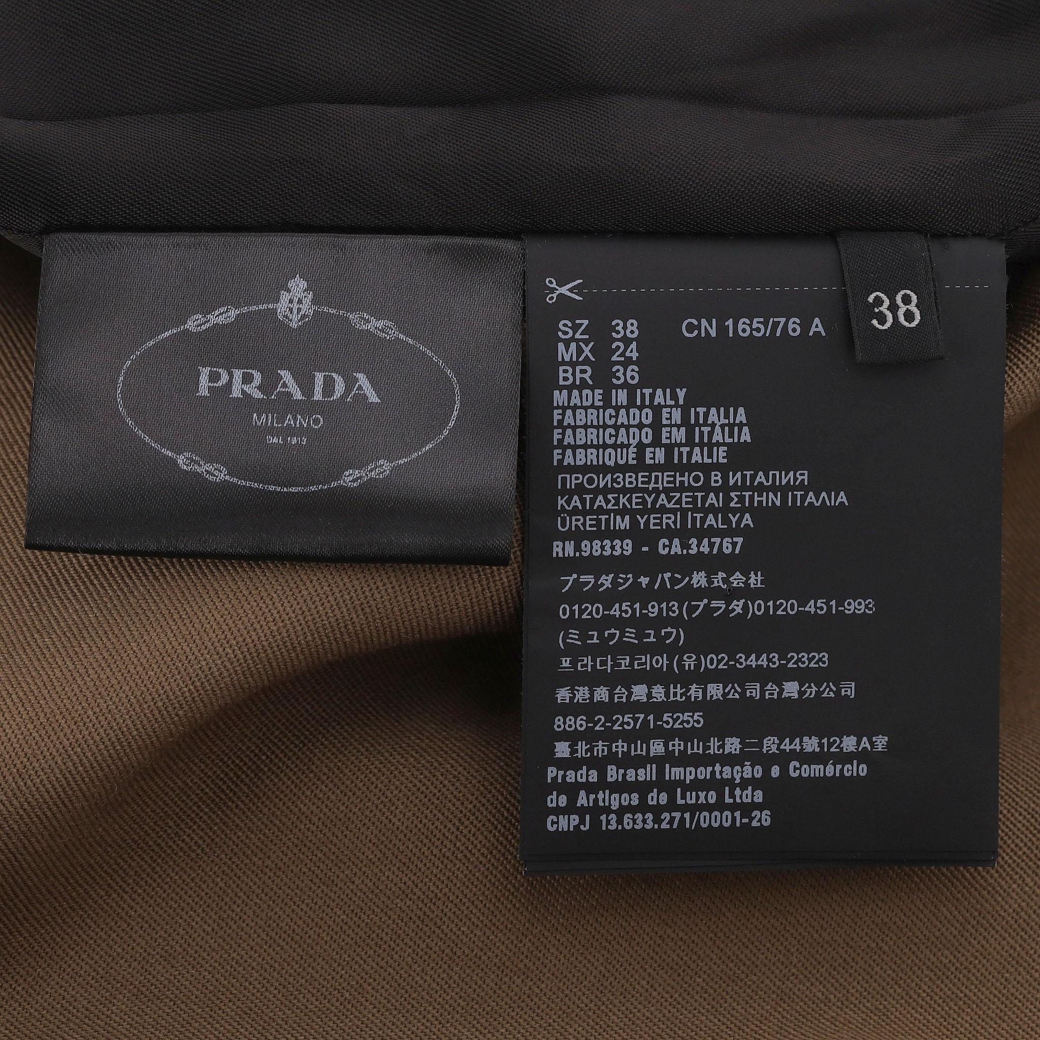 Giacca con cintura in gabardine di lana vergine di Prada in vendita 4