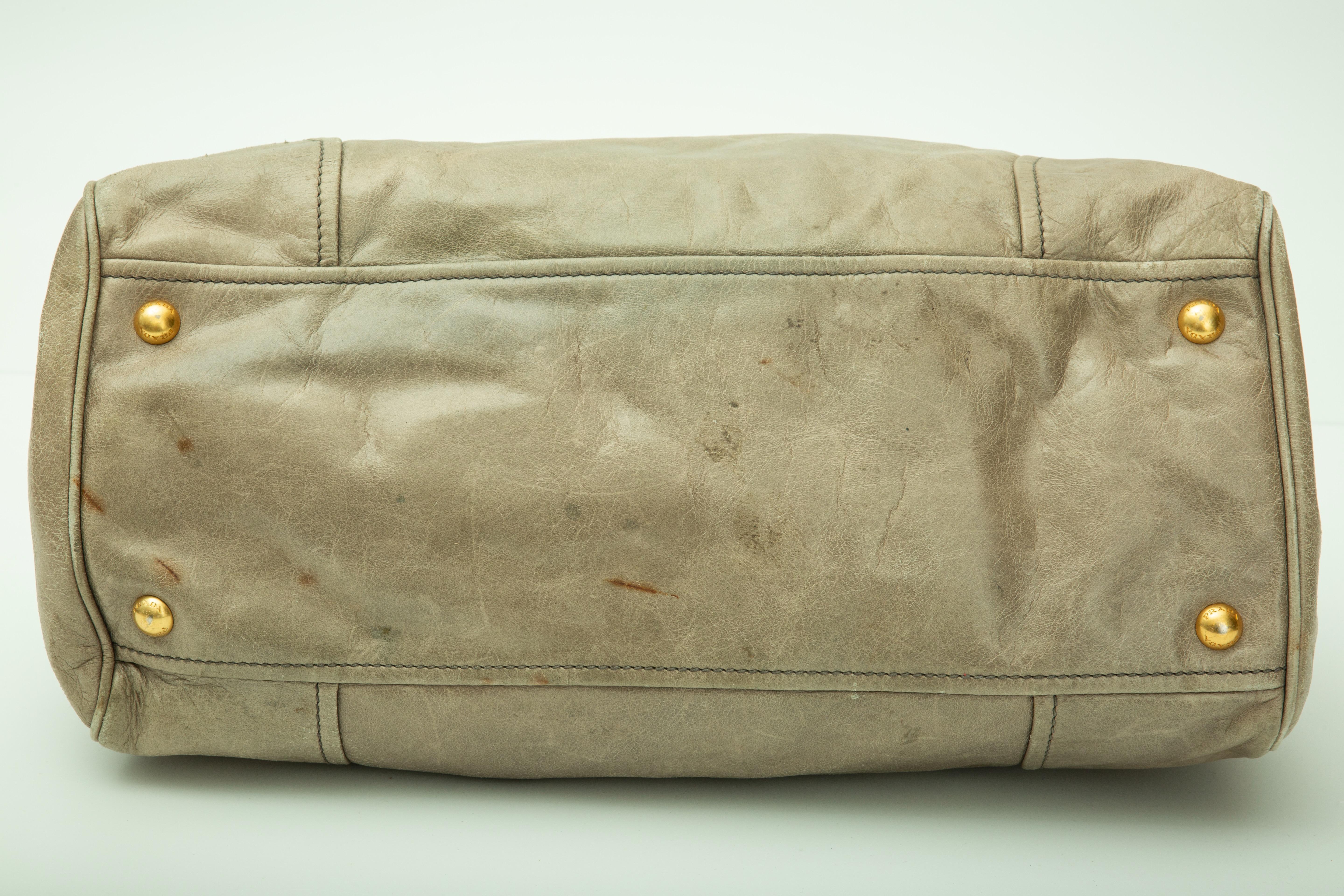 Prada Vitello Daino Grey Calf Leather Satchel Bag (Bn2325) In Fair Condition For Sale In Montreal, Quebec
