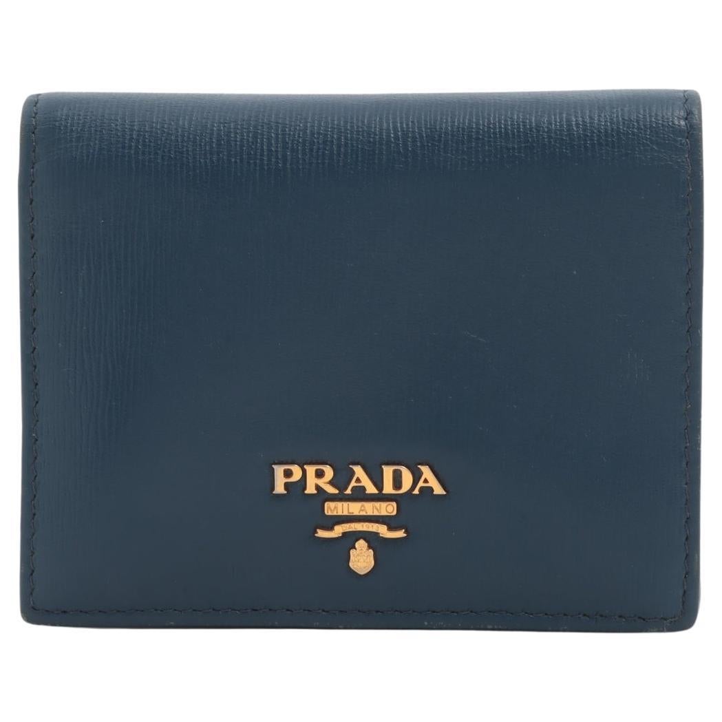 Prada Vitello Move Portefeuille compact en cuir bleu en vente