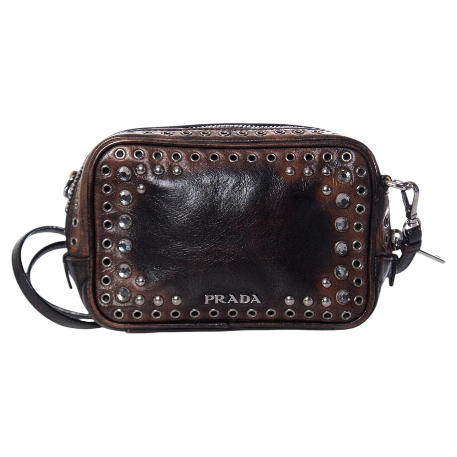 Prada, borsa messenger con fotocamera impreziosita in stile vintage Vitello.