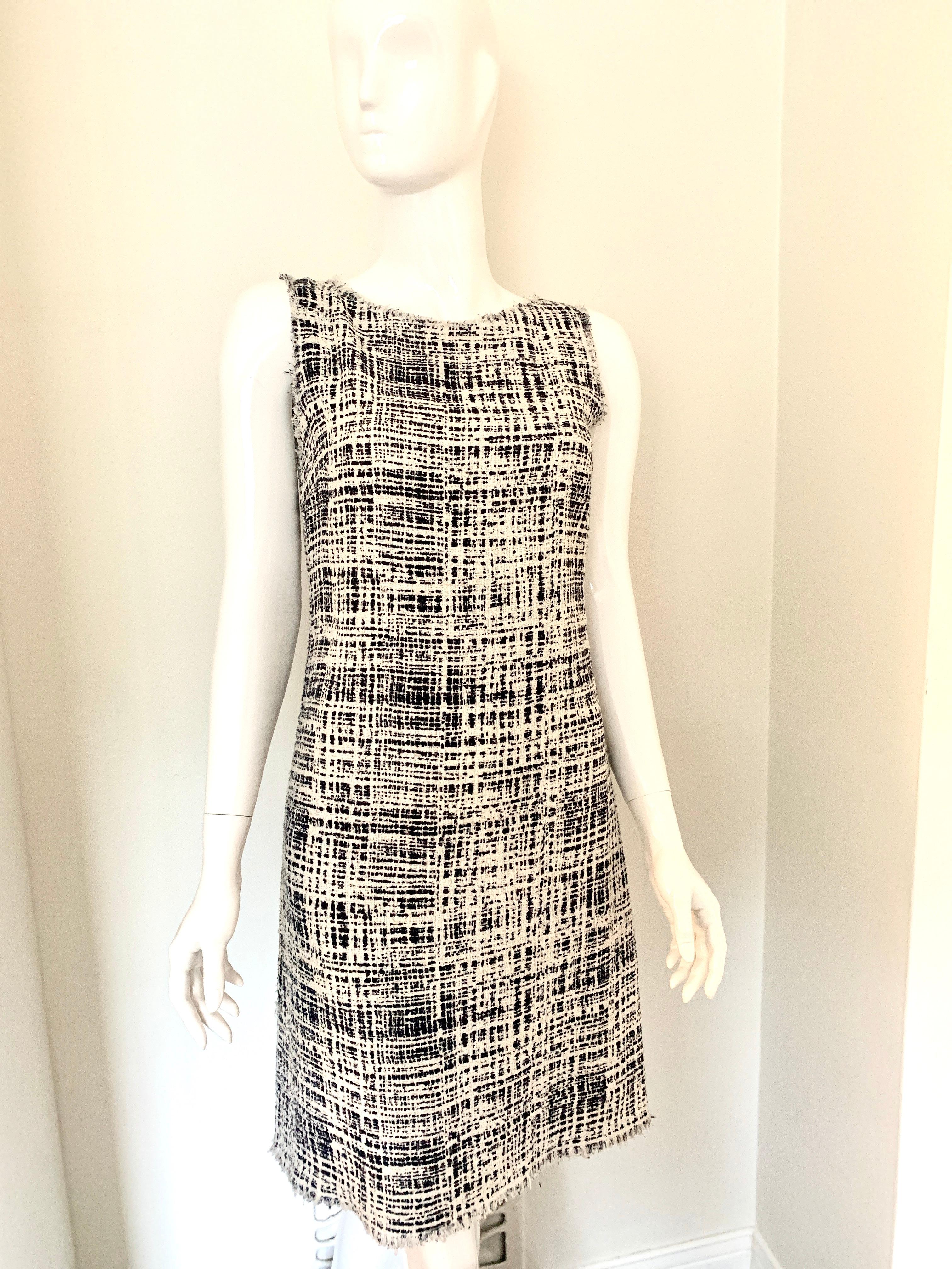 Prada White and Navy Blue Day Shift Dress  In Good Condition In Thousand Oaks, CA