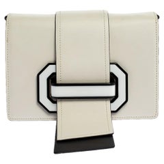 Prada - Sac à bandoulière en cuir blanc/noir à ruban plissé