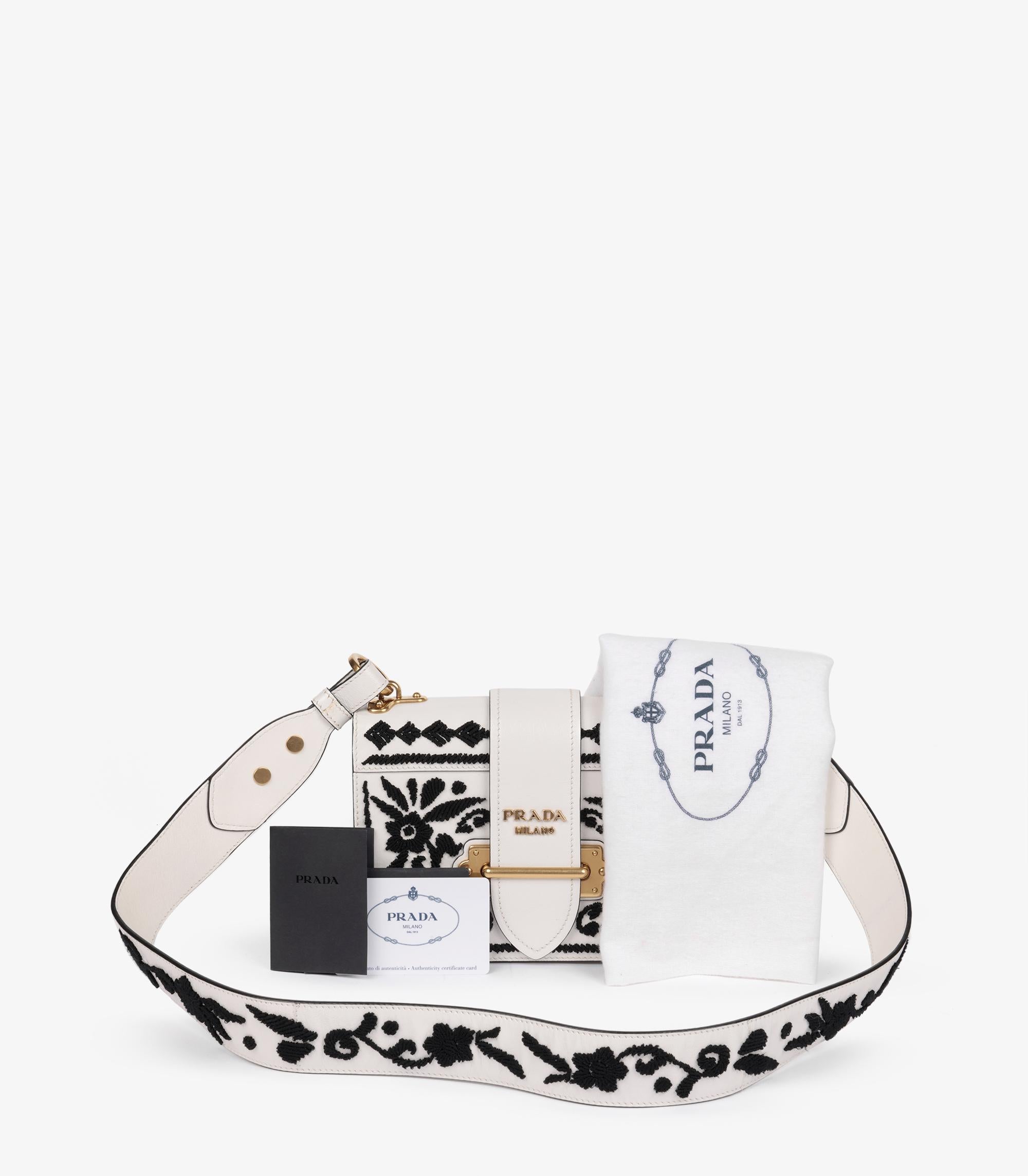 Cahier en cuir de veau brodé Madras blanc et noir de Prada en vente 6