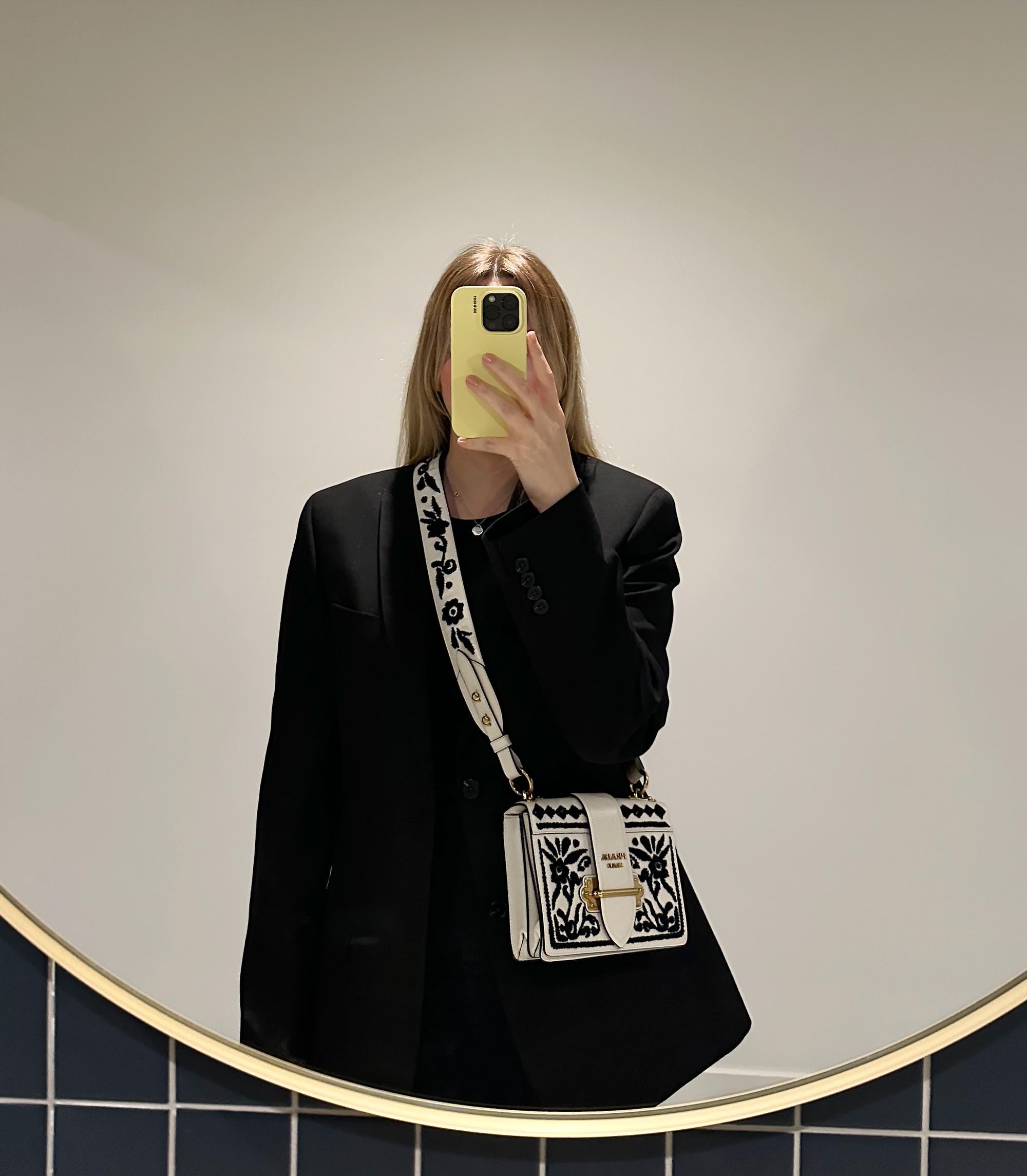 Cahier en cuir de veau brodé Madras blanc et noir de Prada

Détails du produit
Xupes Ref : CB1466
Marque : Prada
Modèle : Cahier
Type : Corps à main, épaule
Numéro de série : 25
Âge : 2017
Accompagné de : Prada Dust Bag, Authenticity Card, Care