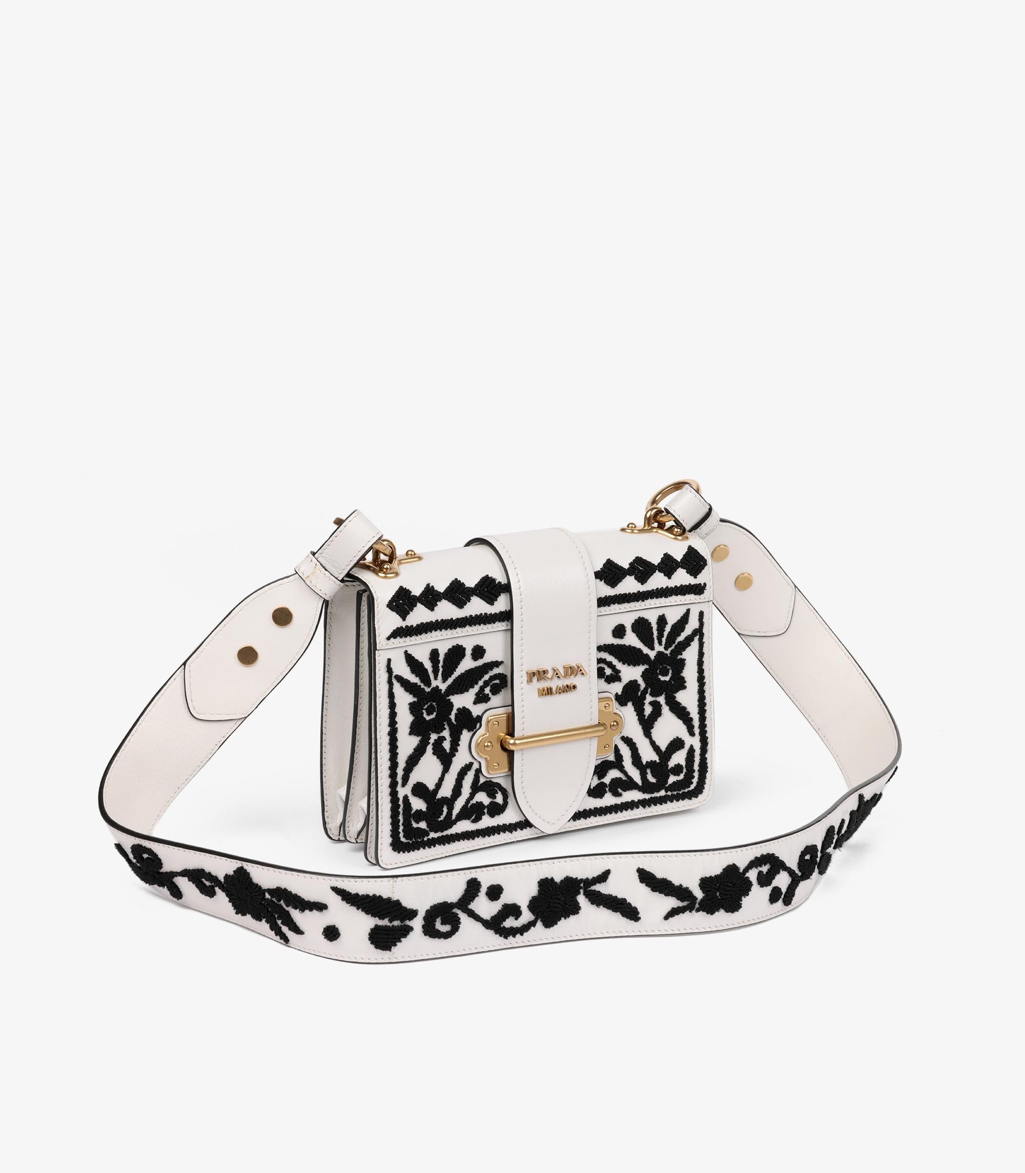 Gris Cahier en cuir de veau brodé Madras blanc et noir de Prada en vente