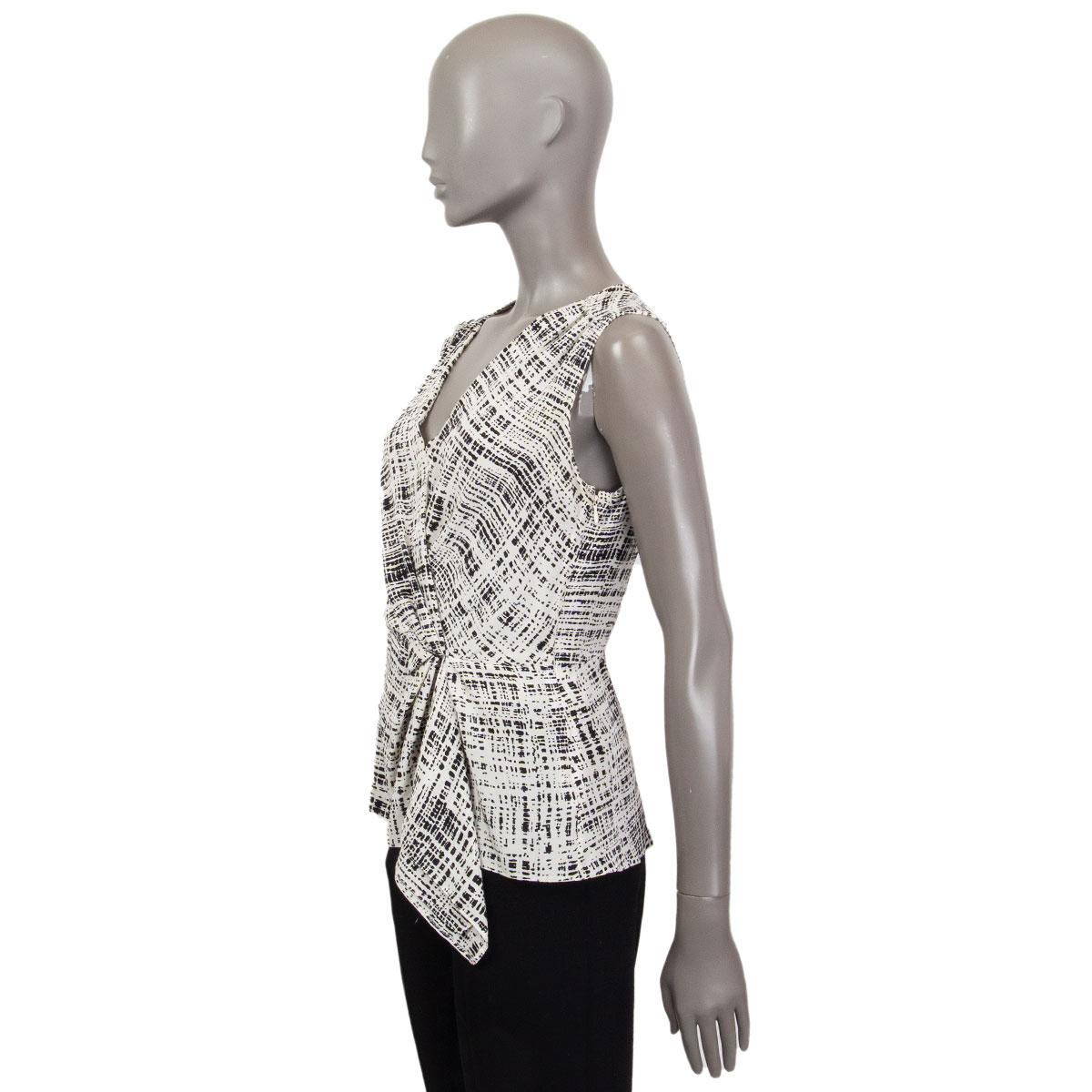 PRADA Weißes & schwarzes ärmelloses Seidenhemd mit V-Ausschnitt, 44 L (Grau) im Angebot