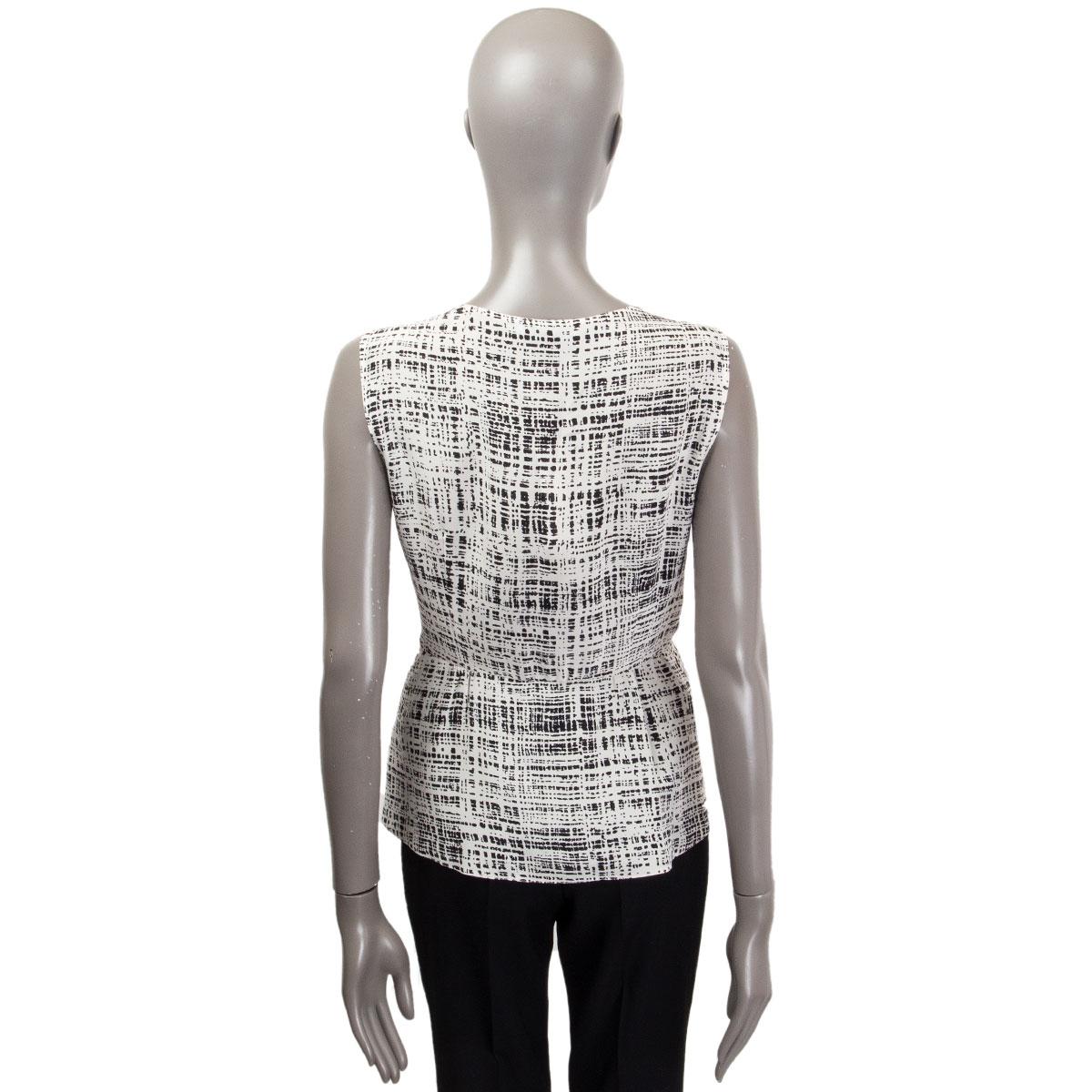 PRADA Weißes & schwarzes ärmelloses Seidenhemd mit V-Ausschnitt, 44 L im Zustand „Hervorragend“ im Angebot in Zürich, CH