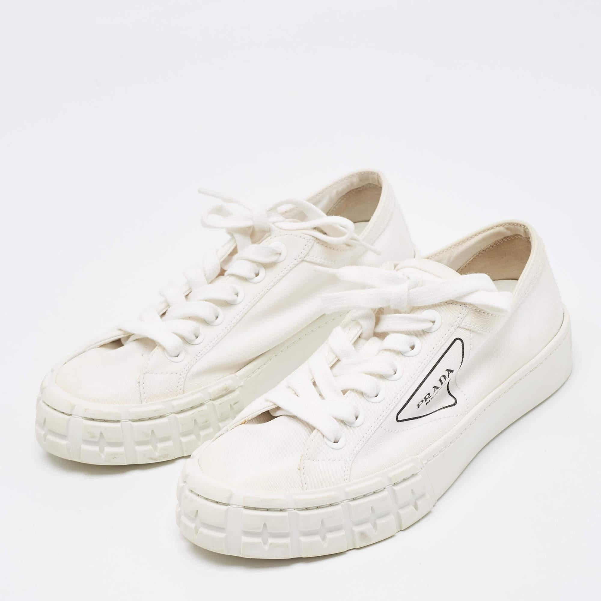 Mit diesen weißen Sneakers von Prada können Sie Ihr Schuhwerk aufwerten. Die Kombination aus hochwertiger Ästhetik und unübertroffenem Komfort  Diese Turnschuhe sind ein schönes Beispiel für alltäglichen Luxus.