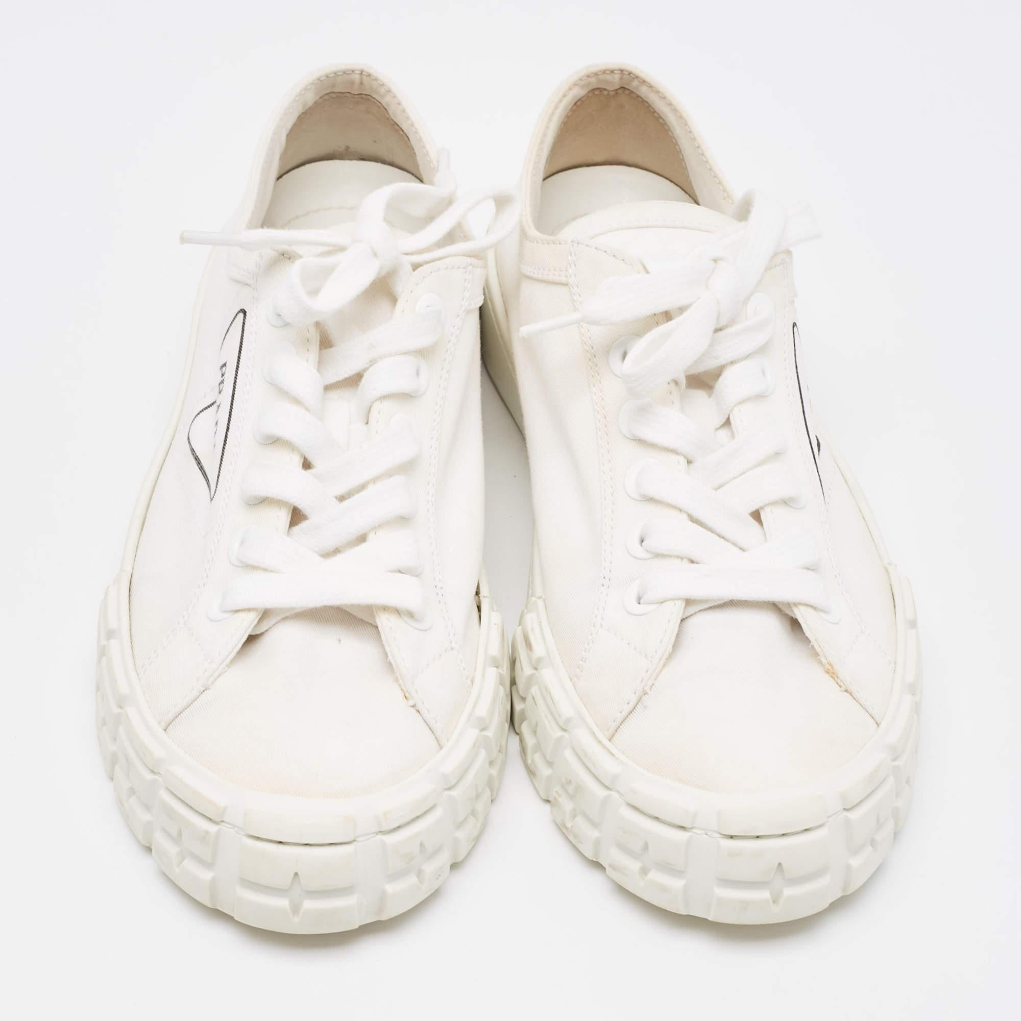 Prada Weiß Canvas Double Wheel Plateau-Turnschuhe mit doppeltem Rad Größe 40 (Grau) im Angebot