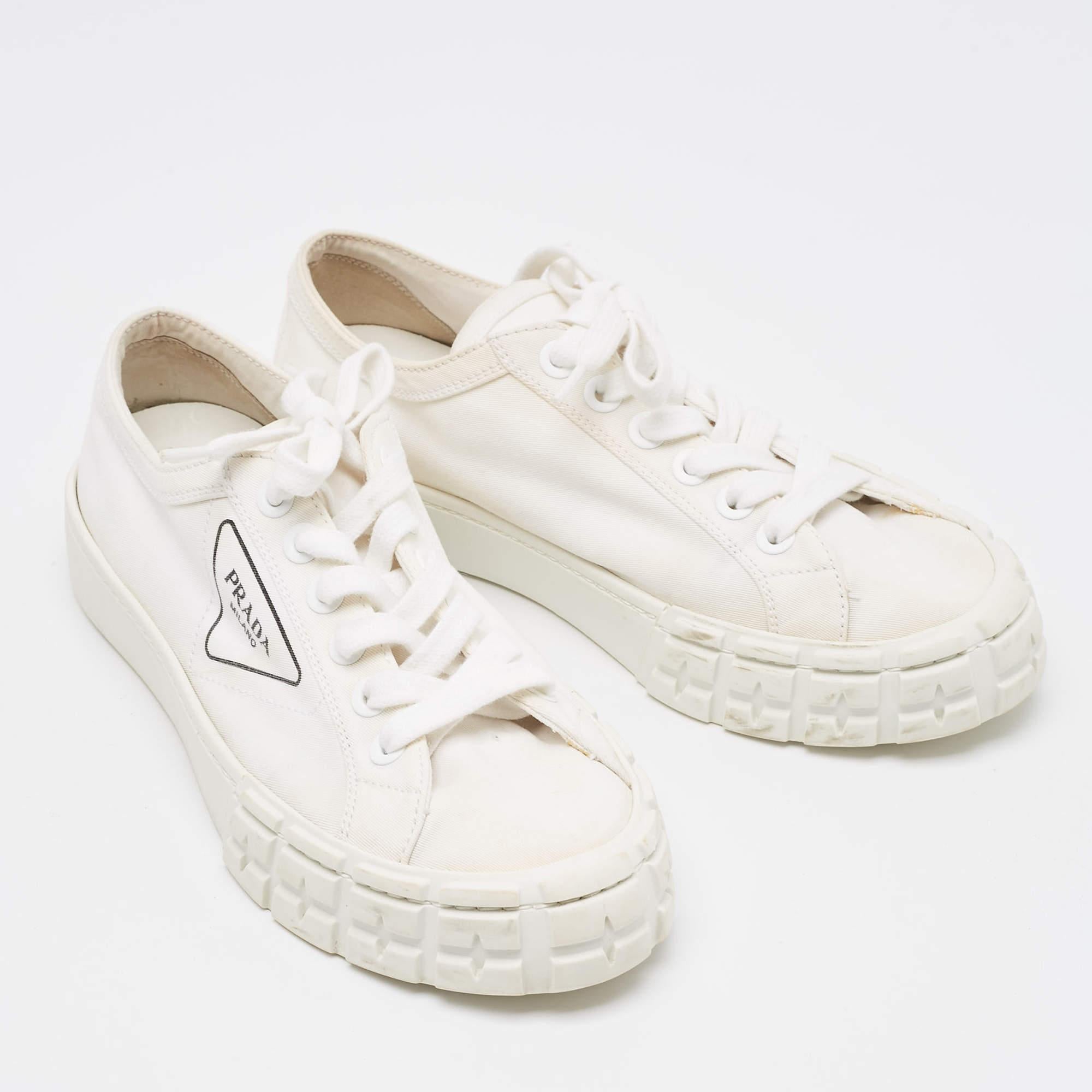 Prada Weiß Canvas Double Wheel Plateau-Turnschuhe mit doppeltem Rad Größe 40 im Zustand „Gut“ im Angebot in Dubai, Al Qouz 2