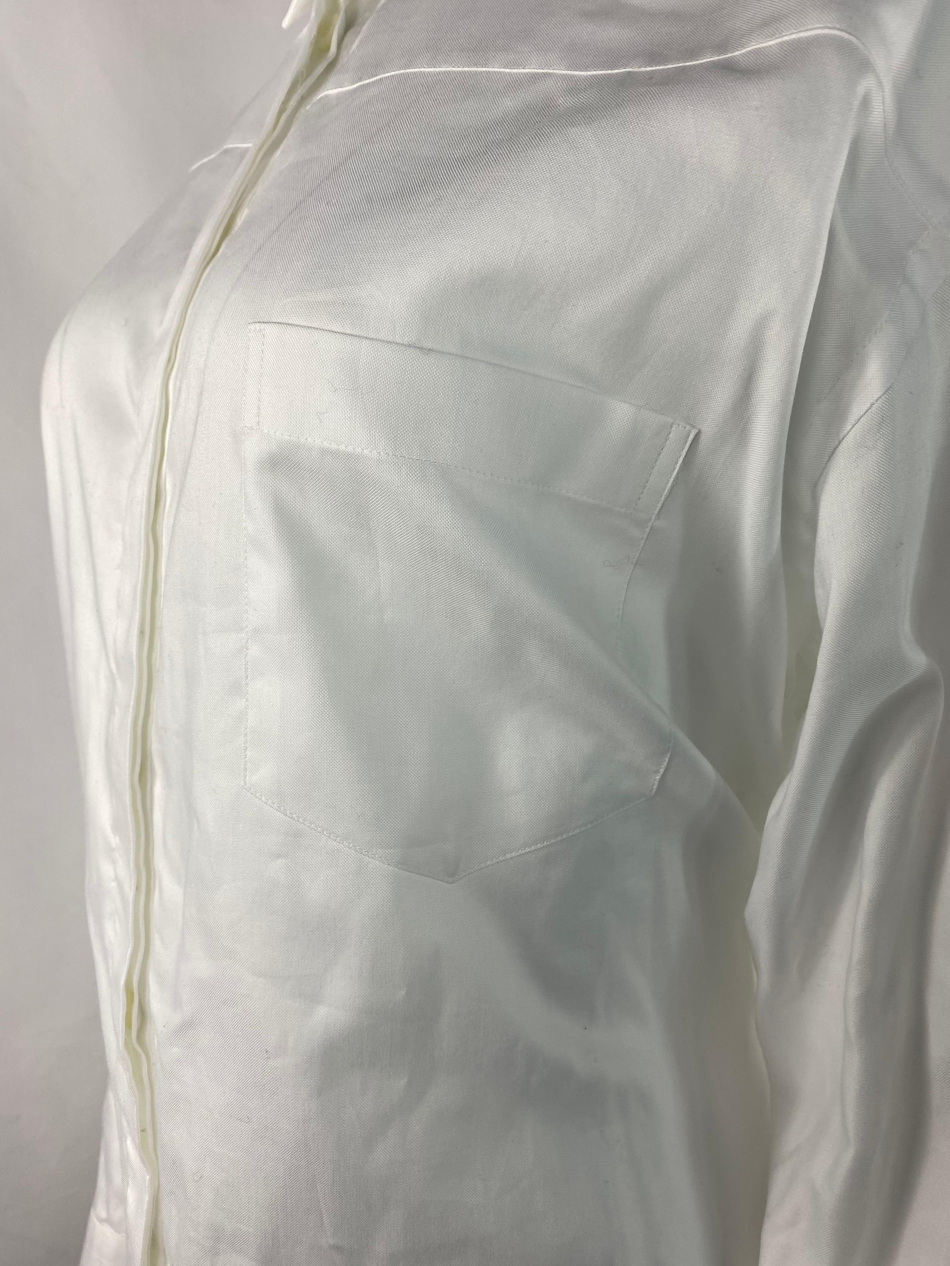 Chemisier Prada à boutons en coton blanc, taille 40 Excellent état - En vente à Beverly Hills, CA