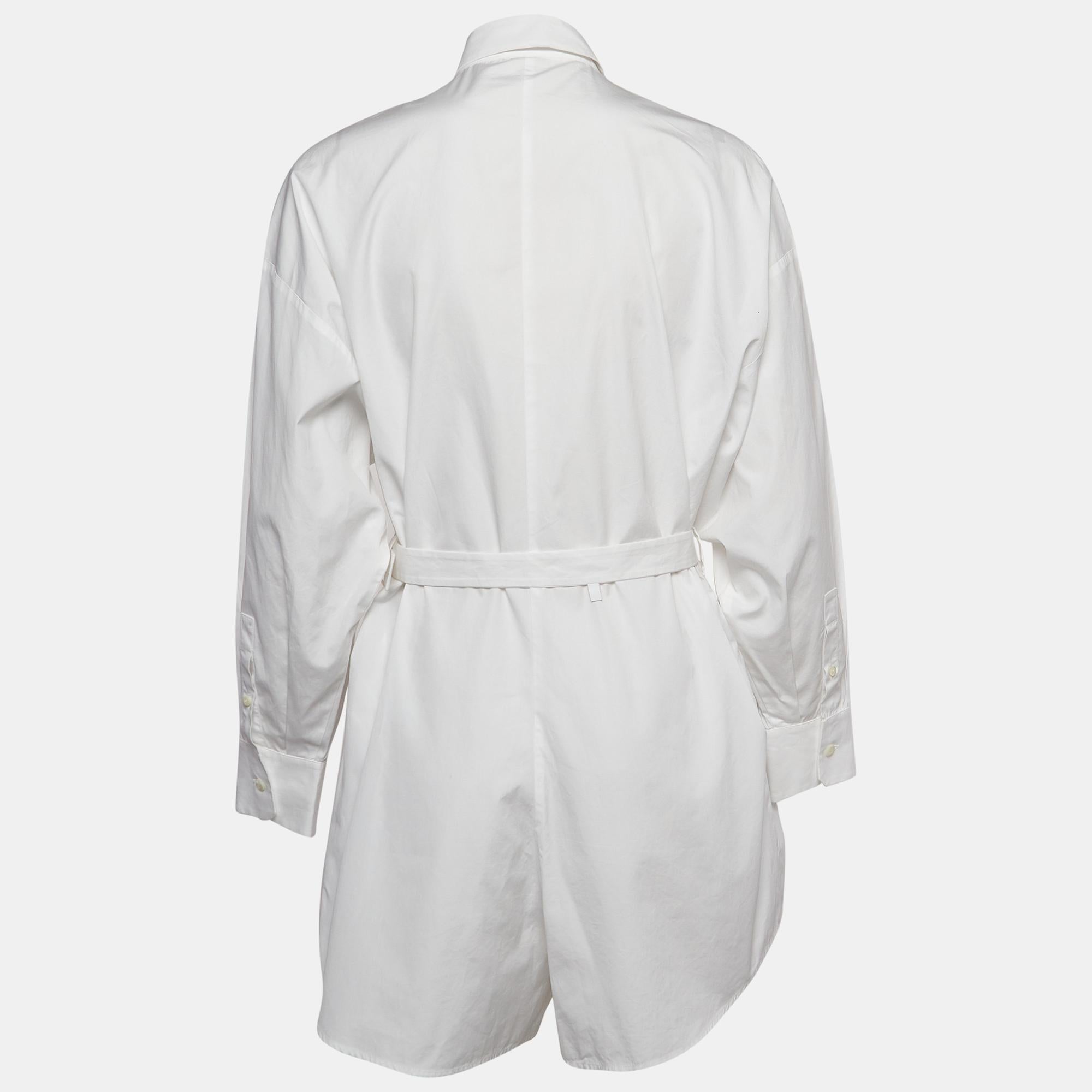 Der weiße Playsuit von Prada eignet sich für schicke Looks. Es ist aus Baumwolle im Hemdgürtel-Stil geschnitten und bietet Komfort und lässige Raffinesse. Kombinieren Sie den Anzug mit Turnschuhen und Halbschuhen bis hin zu Pantoletten und