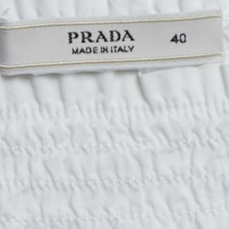 Prada Weißes Baumwoll-Oberteil mit gesmoktem Ausschnitt S (Grau) im Angebot