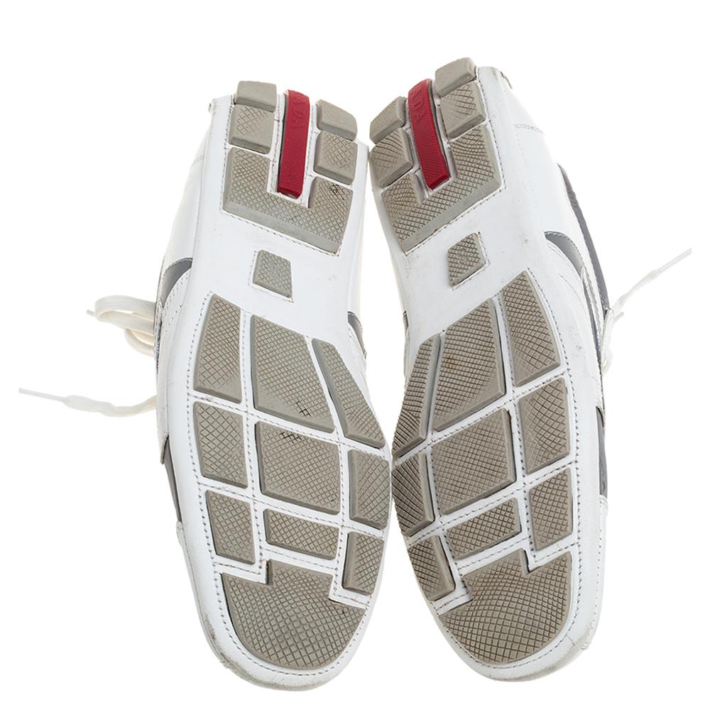 Prada White/Grey Leather and Nylon Low Top Sneakers Size 42 In Fair Condition For Sale In Dubai, Al Qouz 2