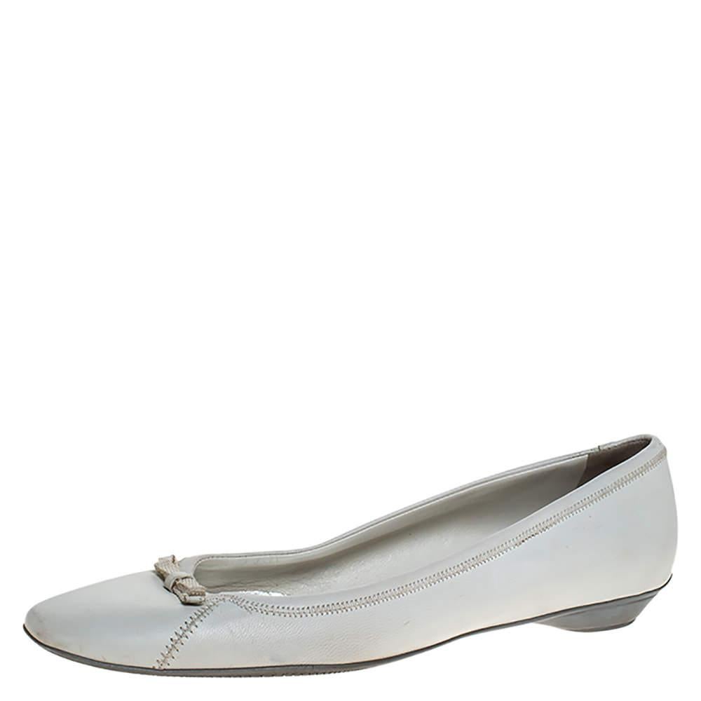 Stay comfortable throughout the day in these white ballet flats by Prada. This impressive pair of leather flats are a wonderful style statement. They feature cute bow details, low heels and snug insoles.