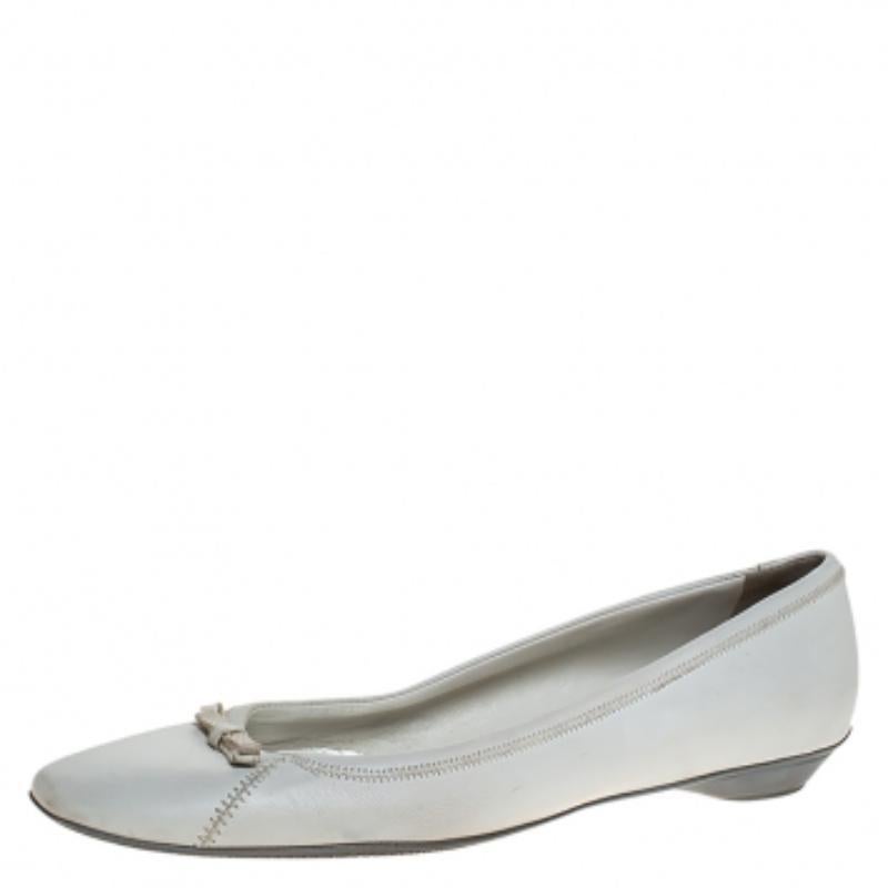 Prada Weiße Ballettschuhe aus Leder mit Schleife Größe 39 (Grau) im Angebot