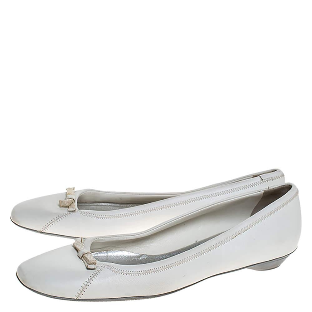 Prada White Leather Bow Ballet Flats Size 39 In Good Condition In Dubai, Al Qouz 2