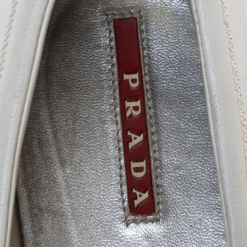 Prada Weiße Ballettschuhe aus Leder mit Schleife Größe 39 im Zustand „Relativ gut“ im Angebot in Dubai, Al Qouz 2