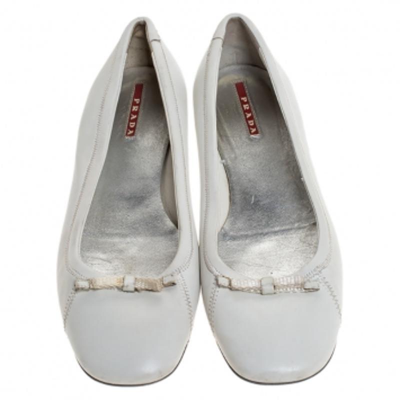 Prada Weiße Ballettschuhe aus Leder mit Schleife Größe 39 Damen im Angebot