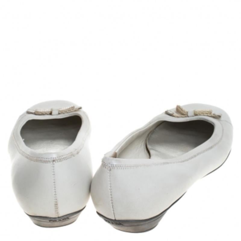 Prada Weiße Ballettschuhe aus Leder mit Schleife Größe 39 im Angebot 1
