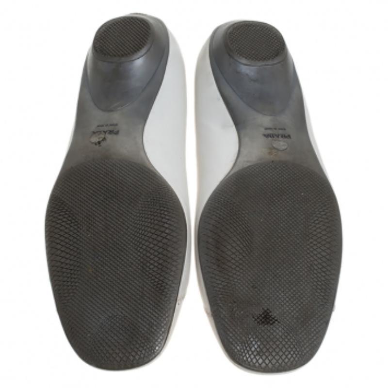Prada Weiße Ballettschuhe aus Leder mit Schleife Größe 39 im Angebot 2
