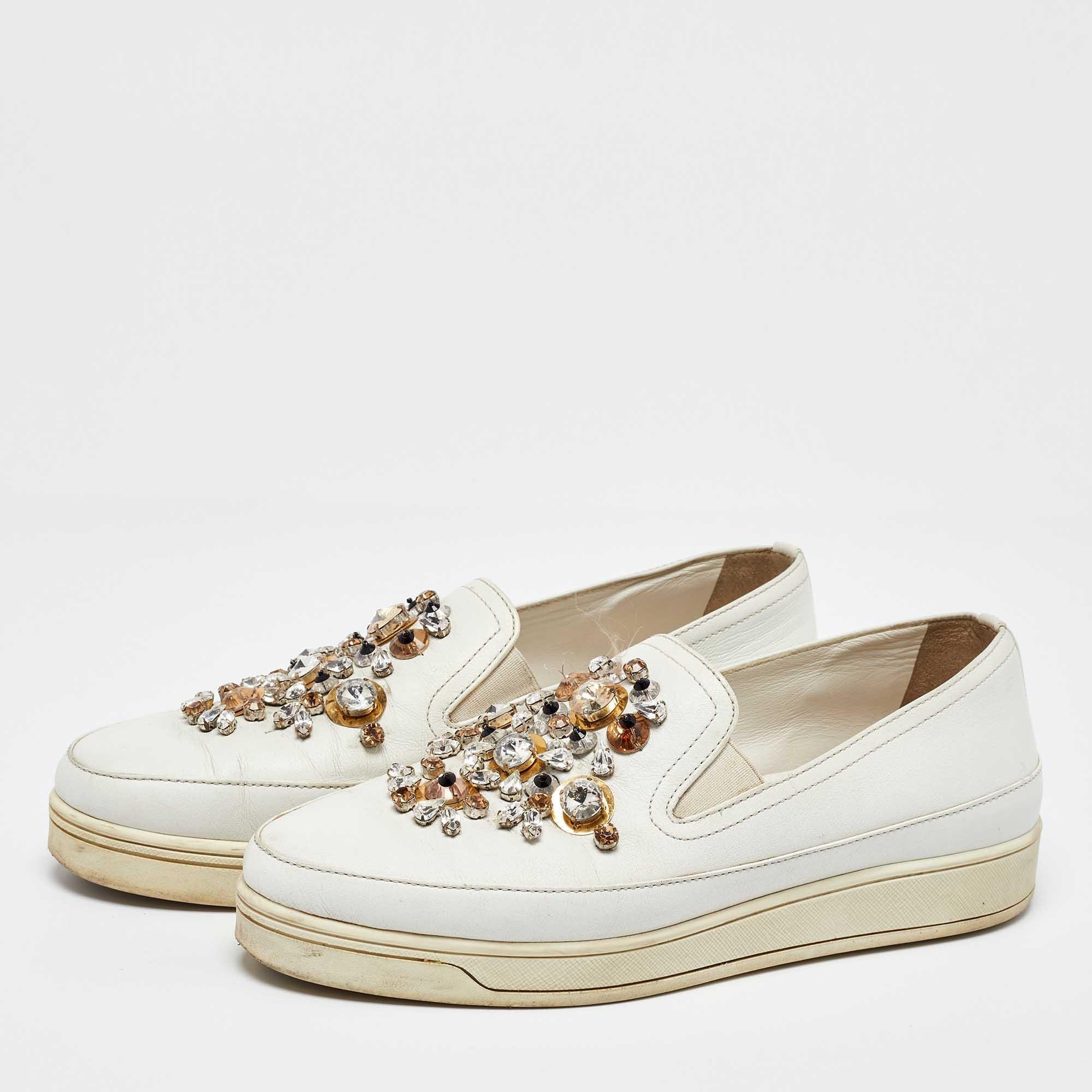 Diese Designer-Sneakers in klassischer Silhouette sind eine nahtlose Kombination aus Luxus, Komfort und Stil. Diese Sneaker sind mit charakteristischen Details und bequemen Innensohlen ausgestattet.