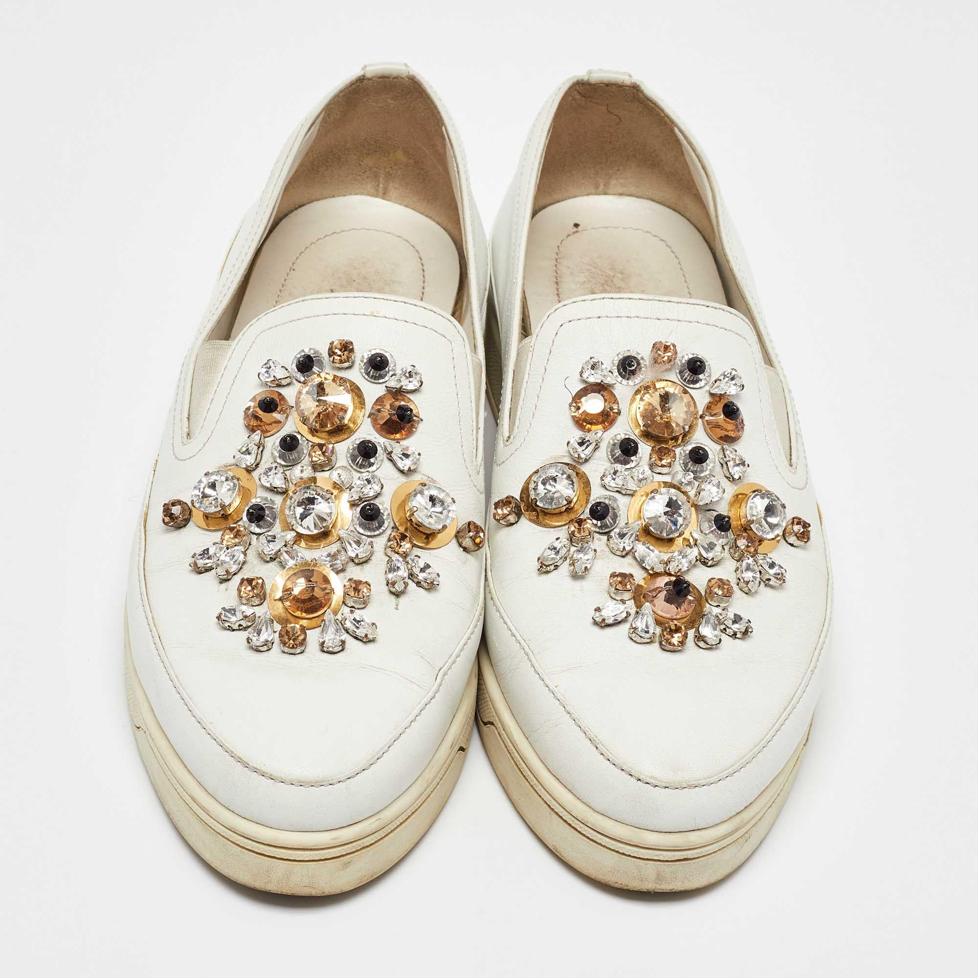 Prada Weiße Slip On Turnschuhe aus Leder mit Kristallverzierung Größe 36,5 im Zustand „Relativ gut“ im Angebot in Dubai, Al Qouz 2