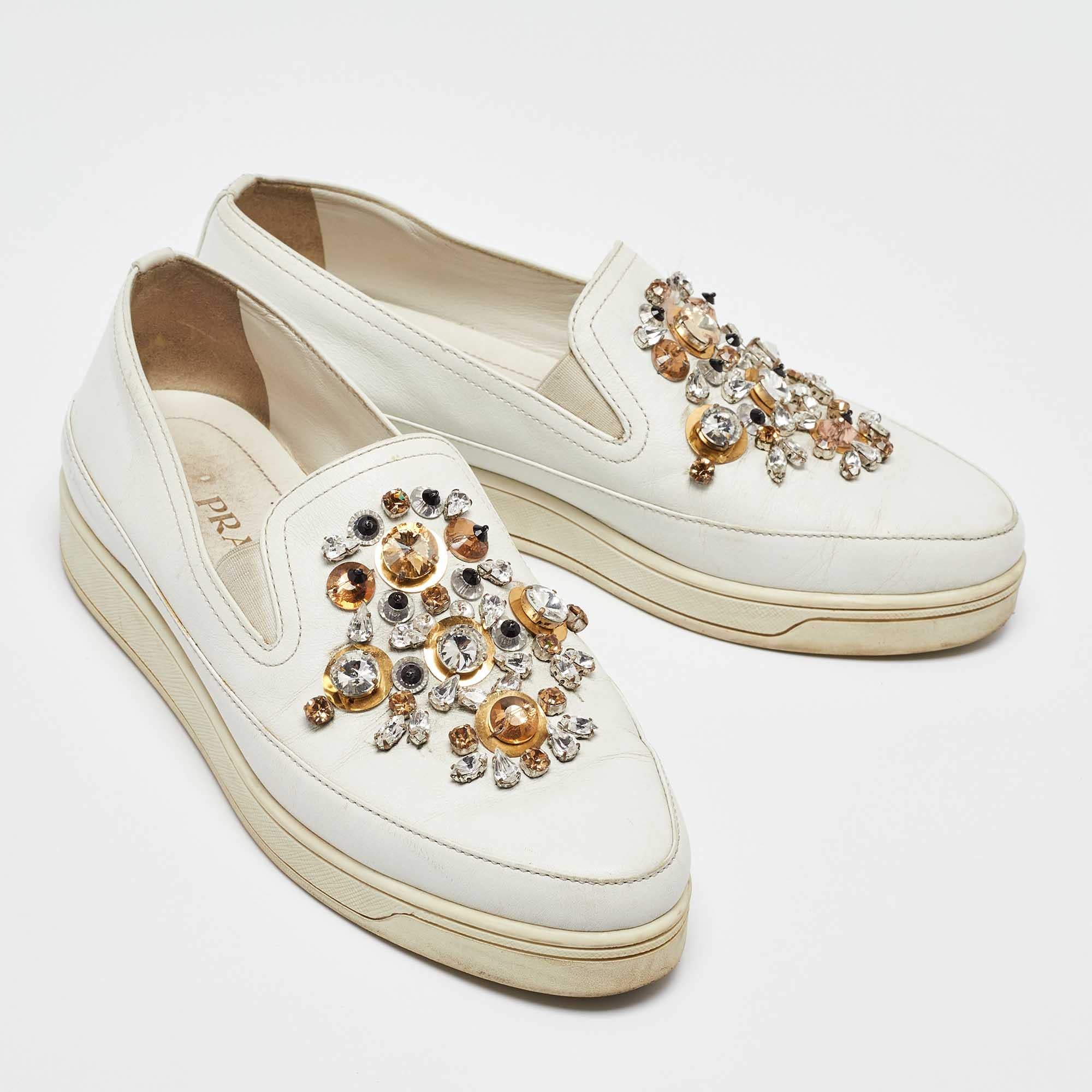 Prada Weiße Slip On Turnschuhe aus Leder mit Kristallverzierung Größe 36,5 Damen im Angebot