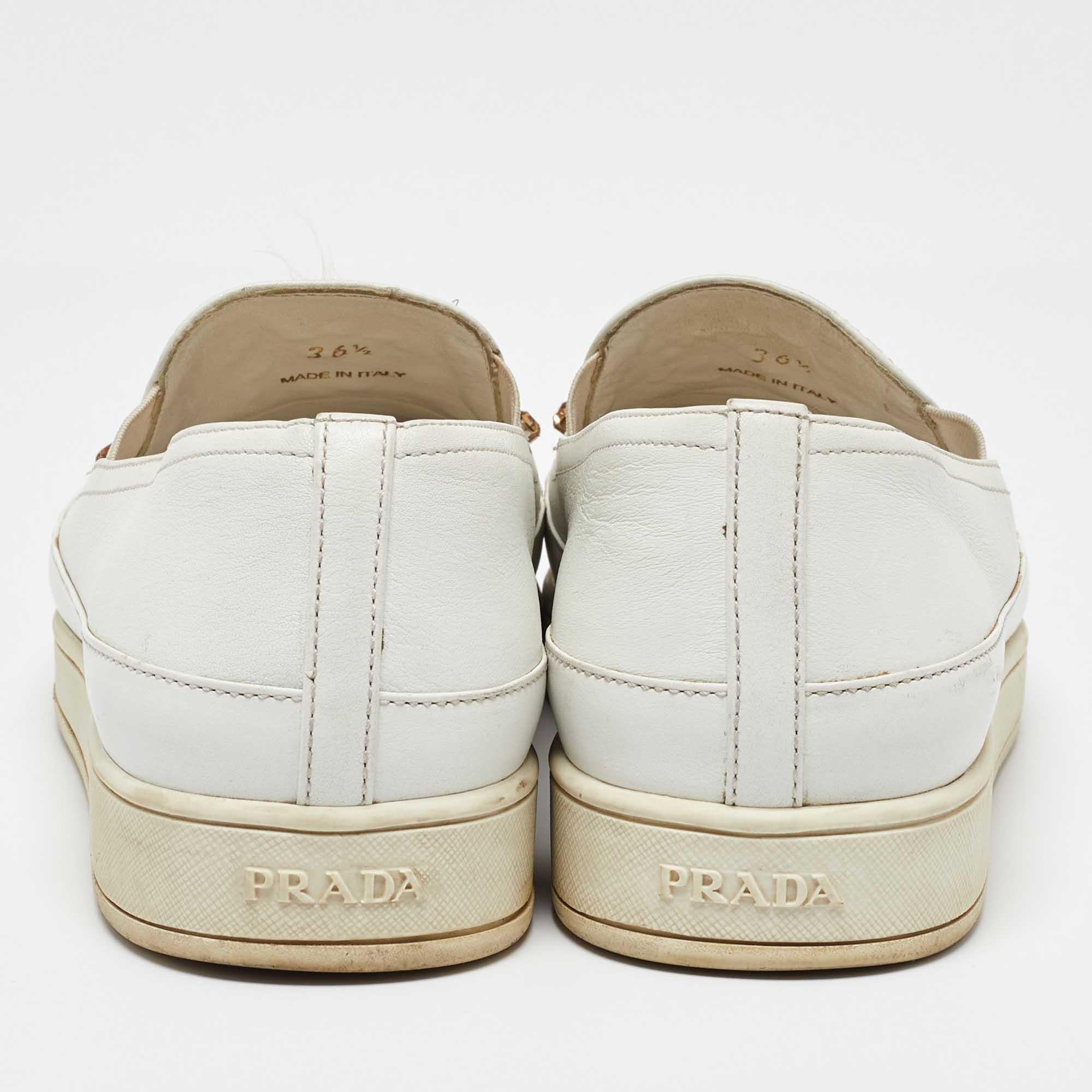 Prada Weiße Slip On Turnschuhe aus Leder mit Kristallverzierung Größe 36,5 im Angebot 1