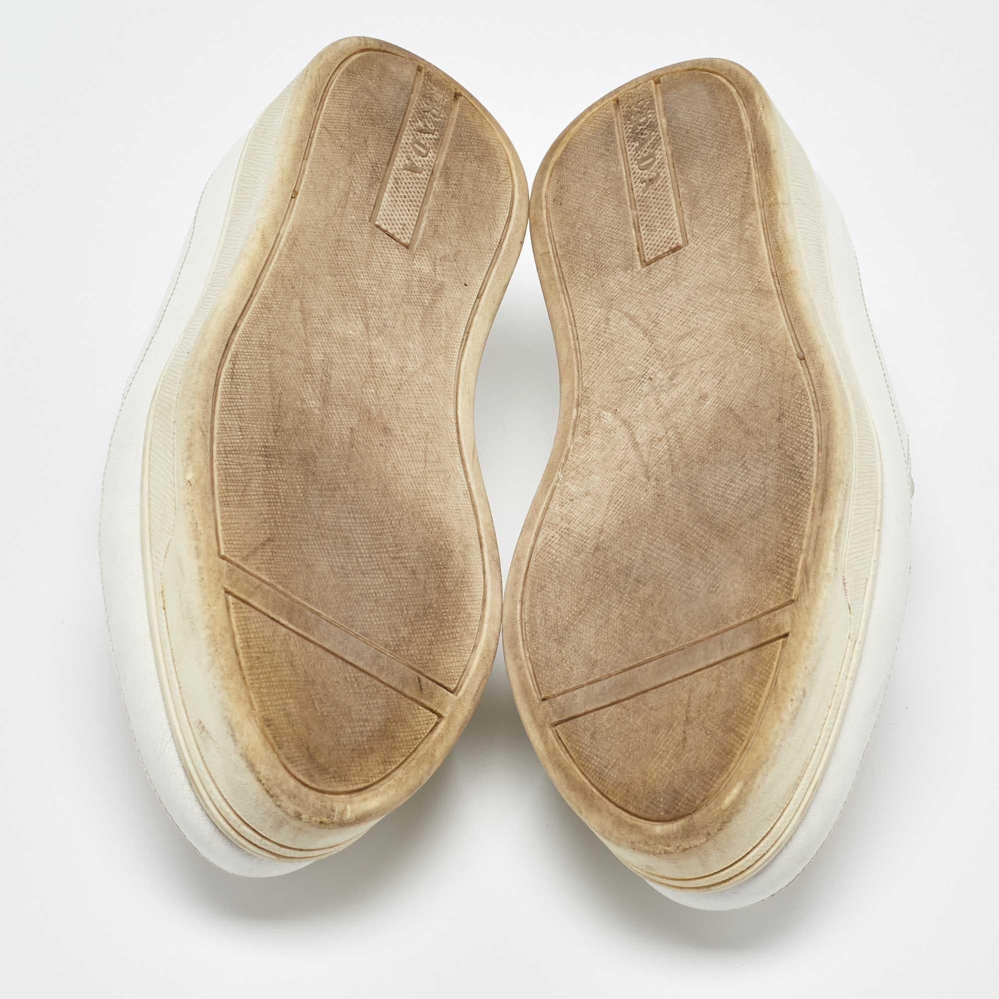 Prada Weiße Slip On Turnschuhe aus Leder mit Kristallverzierung Größe 36,5 im Angebot 2