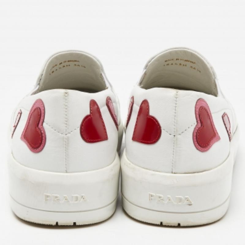 Prada, scarpe da ginnastica con cuore in pelle bianca, misura 36,5 In condizioni discrete in vendita a Dubai, Al Qouz 2