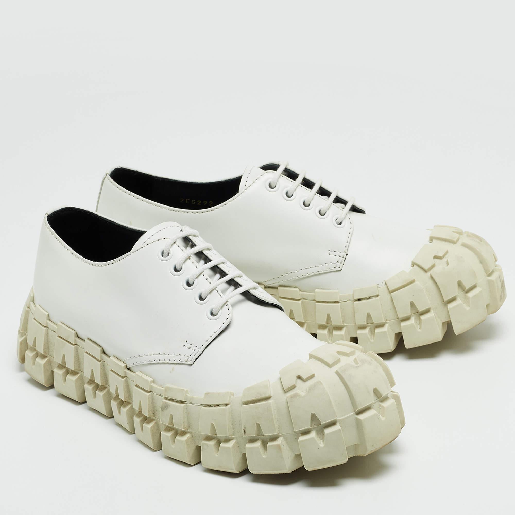 Prada White Leather Lace Up Sneakers Size 41.5 In Good Condition In Dubai, Al Qouz 2
