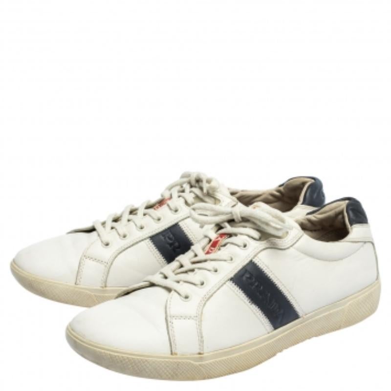 Prada-Schuhe werden sorgfältig aus den besten Materialien hergestellt und sind für ihr erstklassiges Design bekannt. Dieses Paar weißer Prada-Sneaker hat einen klaren Schnitt und ist bequem und trendy. Sie sind aus Leder gefertigt und verfügen über