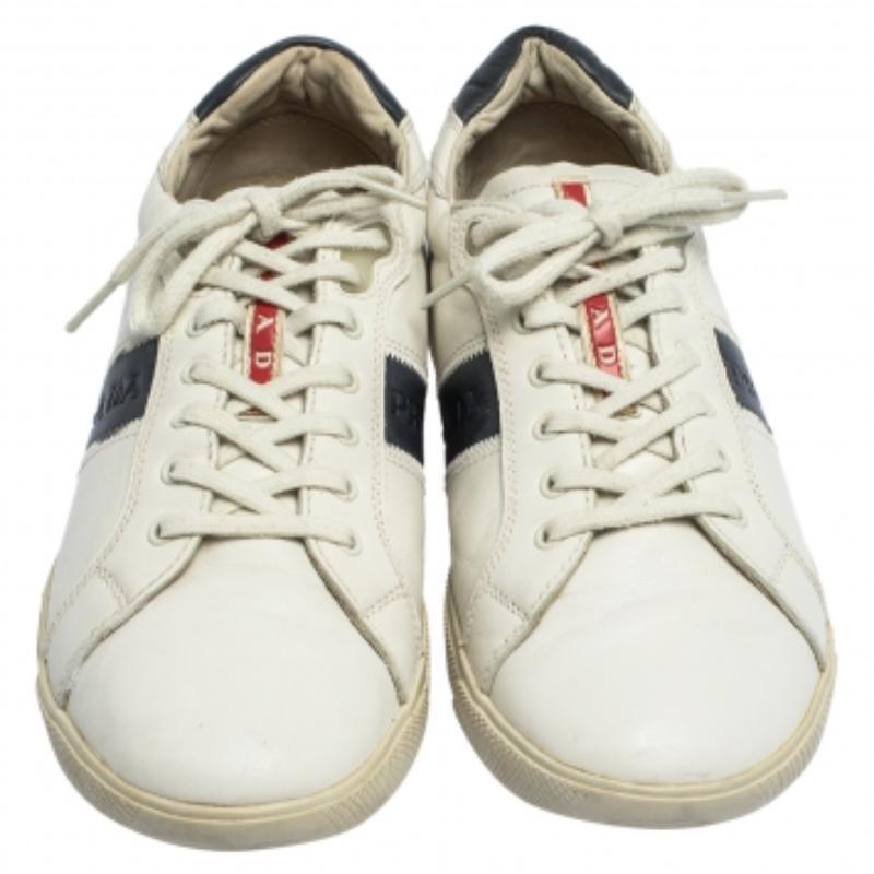 Prada Weiße Low Top-Turnschuhe aus Leder Größe 42.5 im Zustand „Relativ gut“ im Angebot in Dubai, Al Qouz 2
