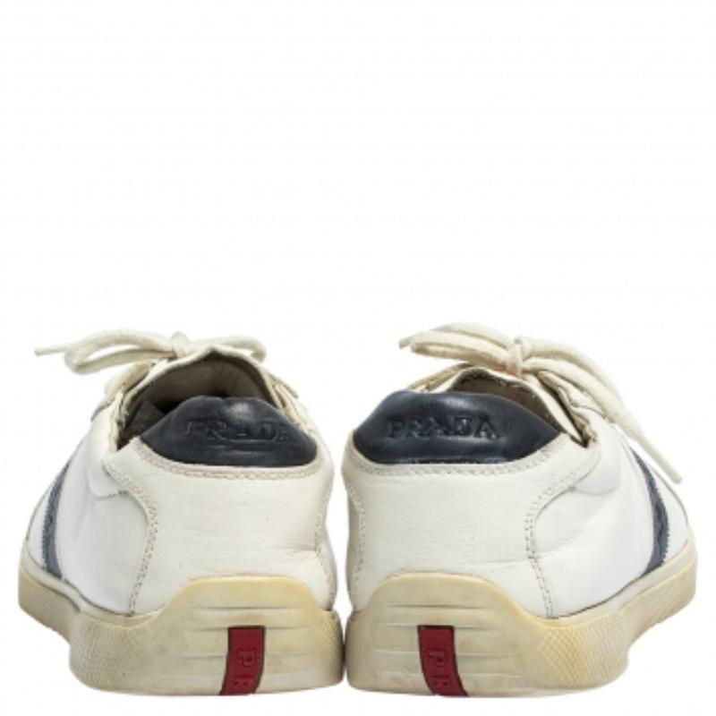 Prada Weiße Low Top-Turnschuhe aus Leder Größe 42.5 Herren im Angebot