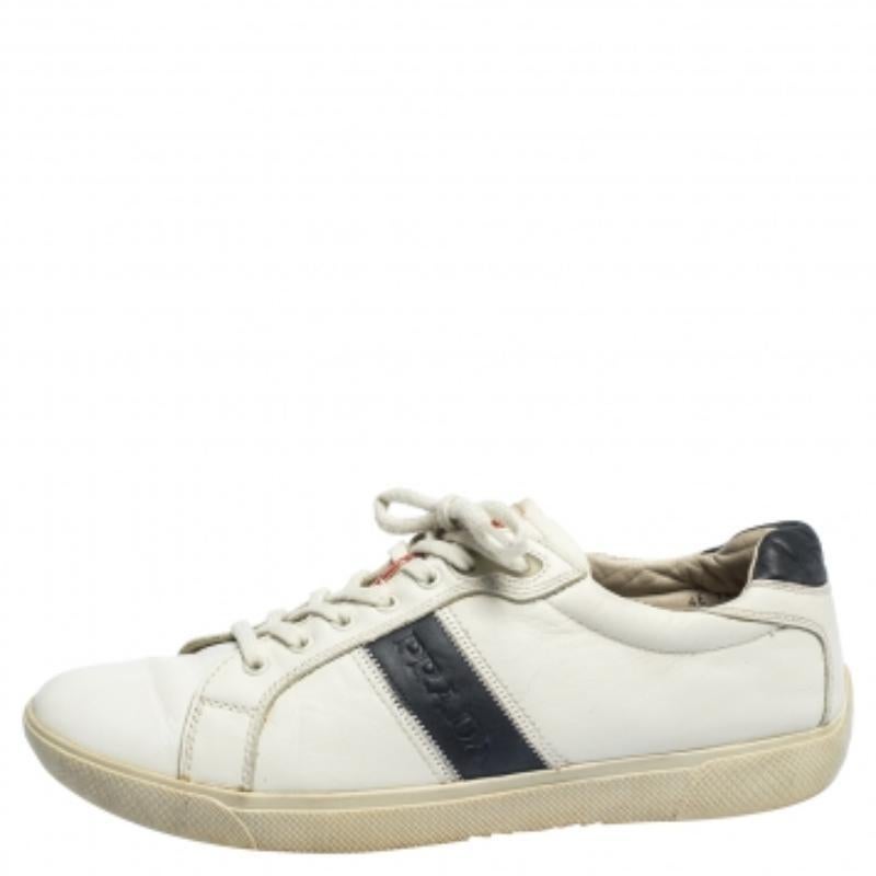 Prada Weiße Low Top-Turnschuhe aus Leder Größe 42.5 im Angebot 1