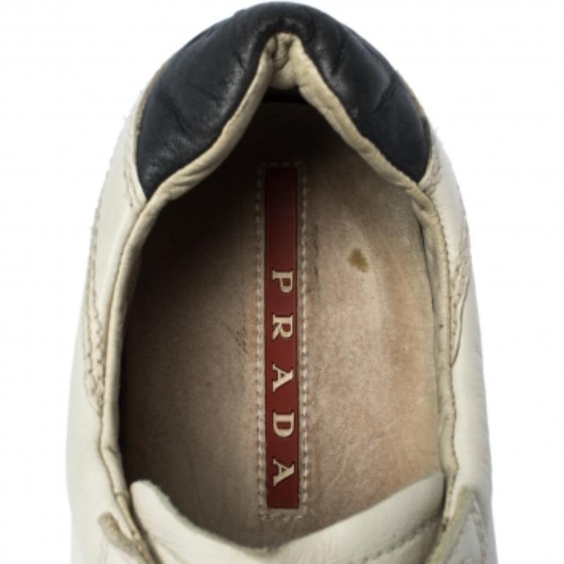 Prada Weiße Low Top-Turnschuhe aus Leder Größe 42.5 im Angebot 2