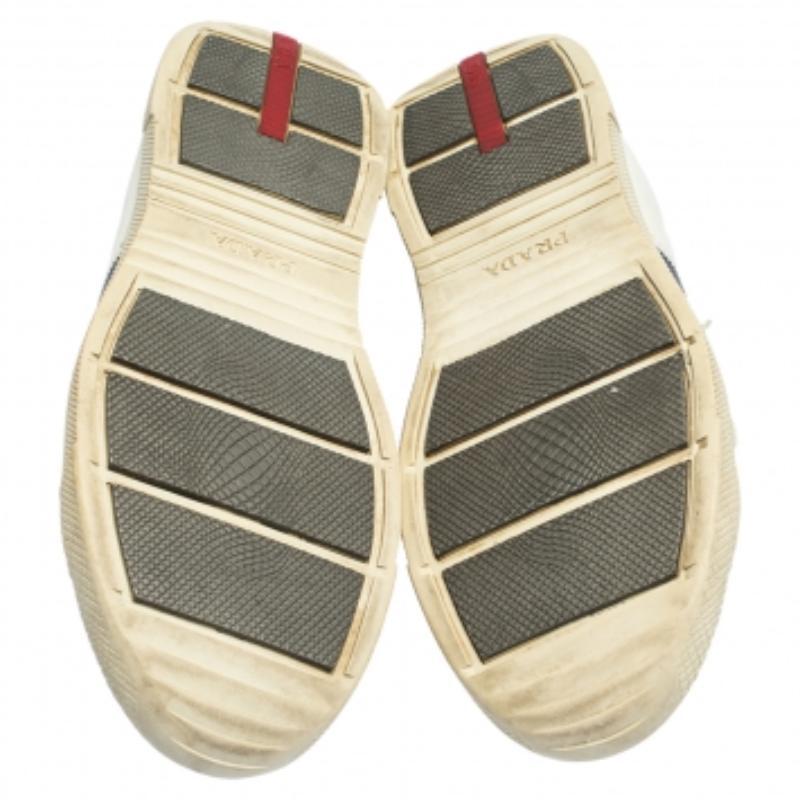 Prada Weiße Low Top-Turnschuhe aus Leder Größe 42.5 im Angebot 3