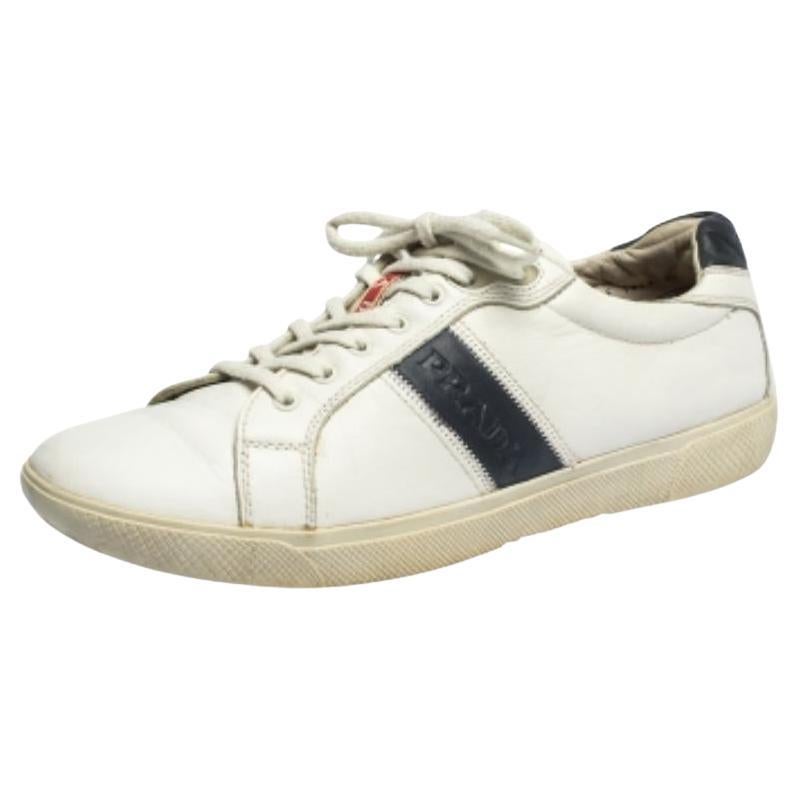 Prada Weiße Low Top-Turnschuhe aus Leder Größe 42.5 im Angebot