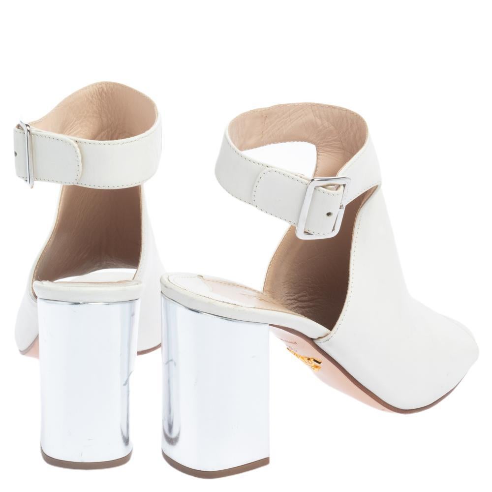 Prada White Leather Peep Toe Sandals Size 38 In Good Condition In Dubai, Al Qouz 2