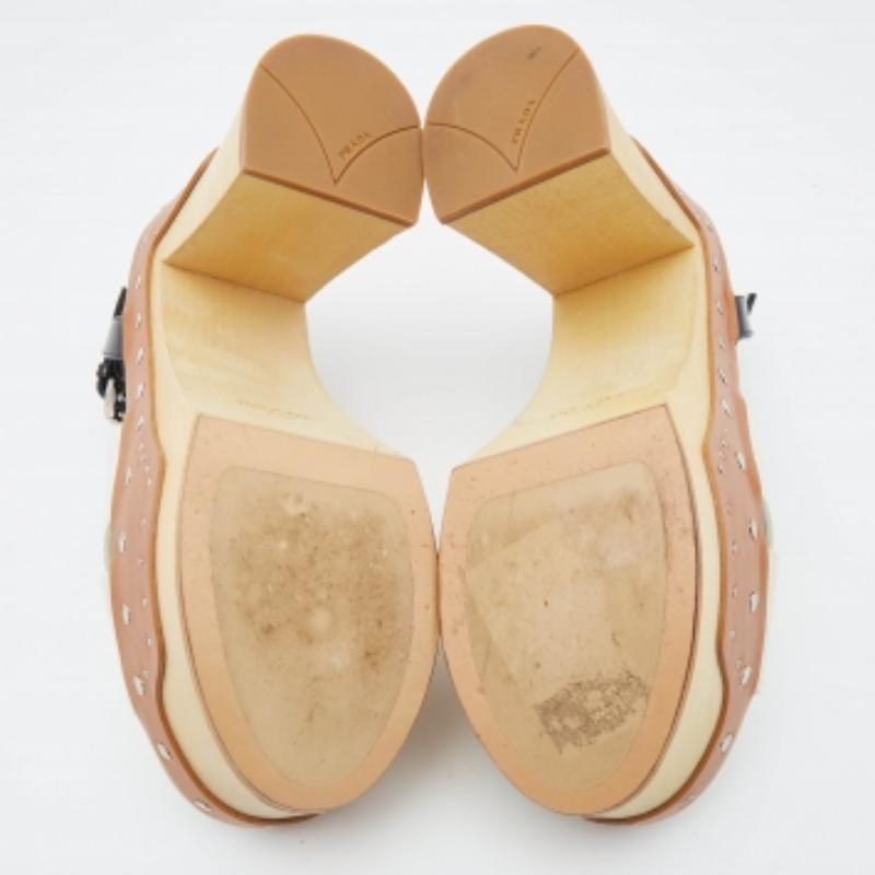 Prada Sandalias de piel blanca con tachuelas, tacón bloque y correa de tobillo talla 37 3