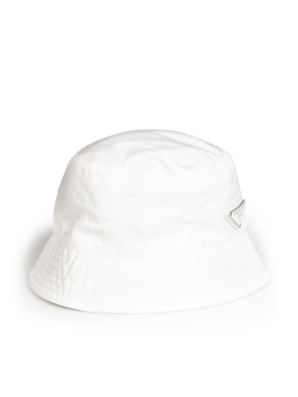 CONDITION is Very good. Hardly any visible wear to hat is evident on this used Prada designer resale item. No size or composition label.
 
 Details
 White
 Synthetic
 Bucket hat
 Front logo plaque
 
 
 Composition
 NO COMPOSITION LABEL BUT FEELS