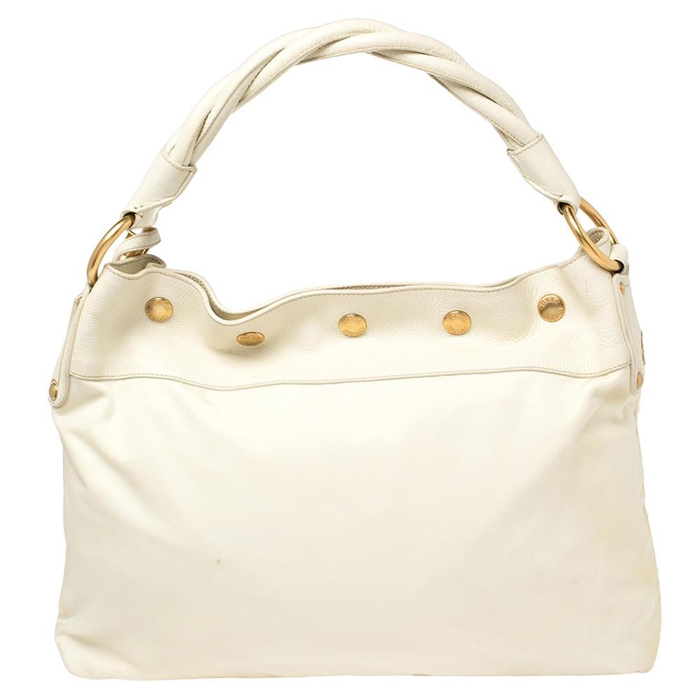 Questa hobo di Prada è realizzata in nylon e pelle di colore bianco. La borsa ha una finitura raffinata e un fascino classico. Ha un manico singolo intrecciato, borchie dorate, etichetta del marchio e un interno foderato in nylon con una tasca