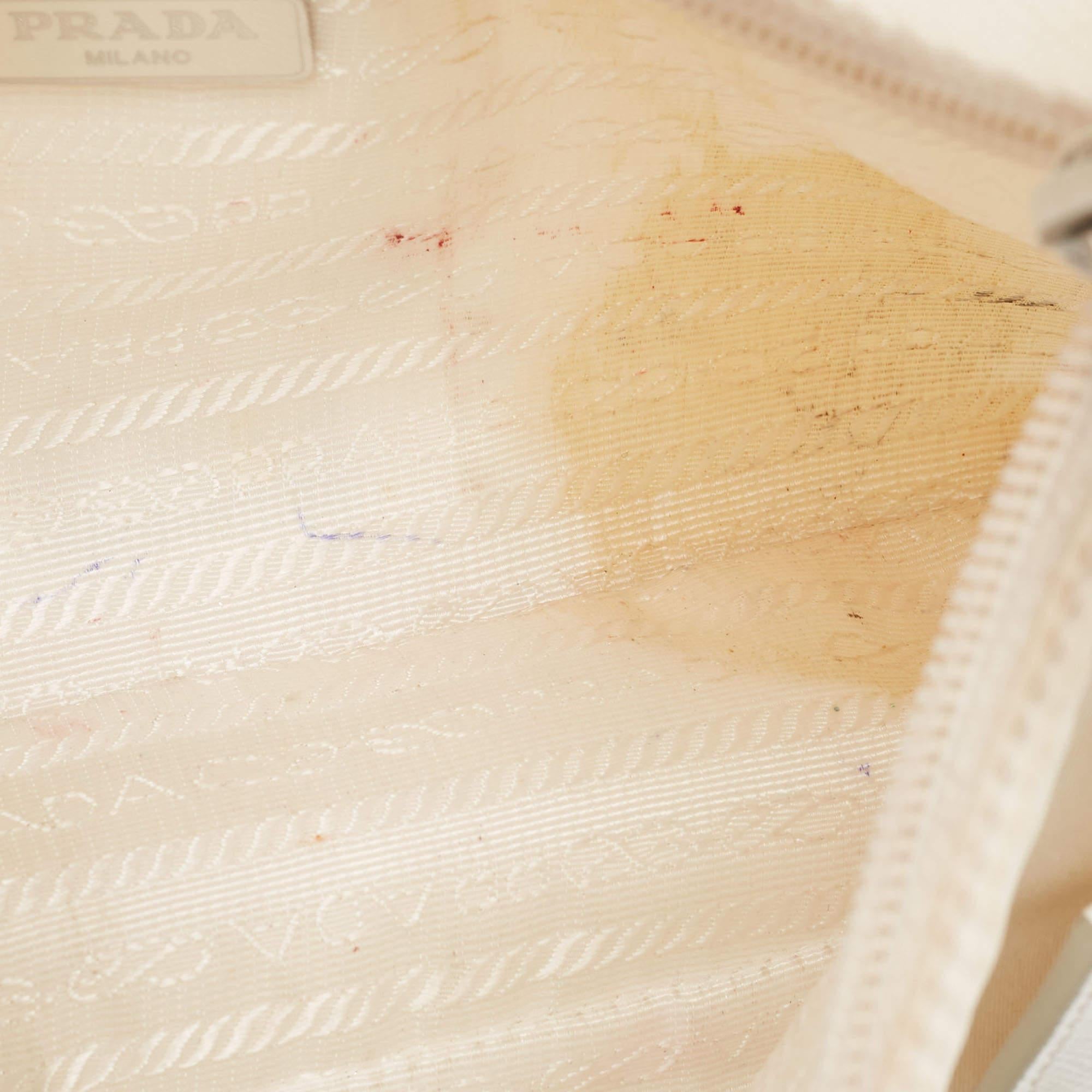 Sac à bandoulière Prada en nylon blanc Mini Re-Edition 2000 en vente 8