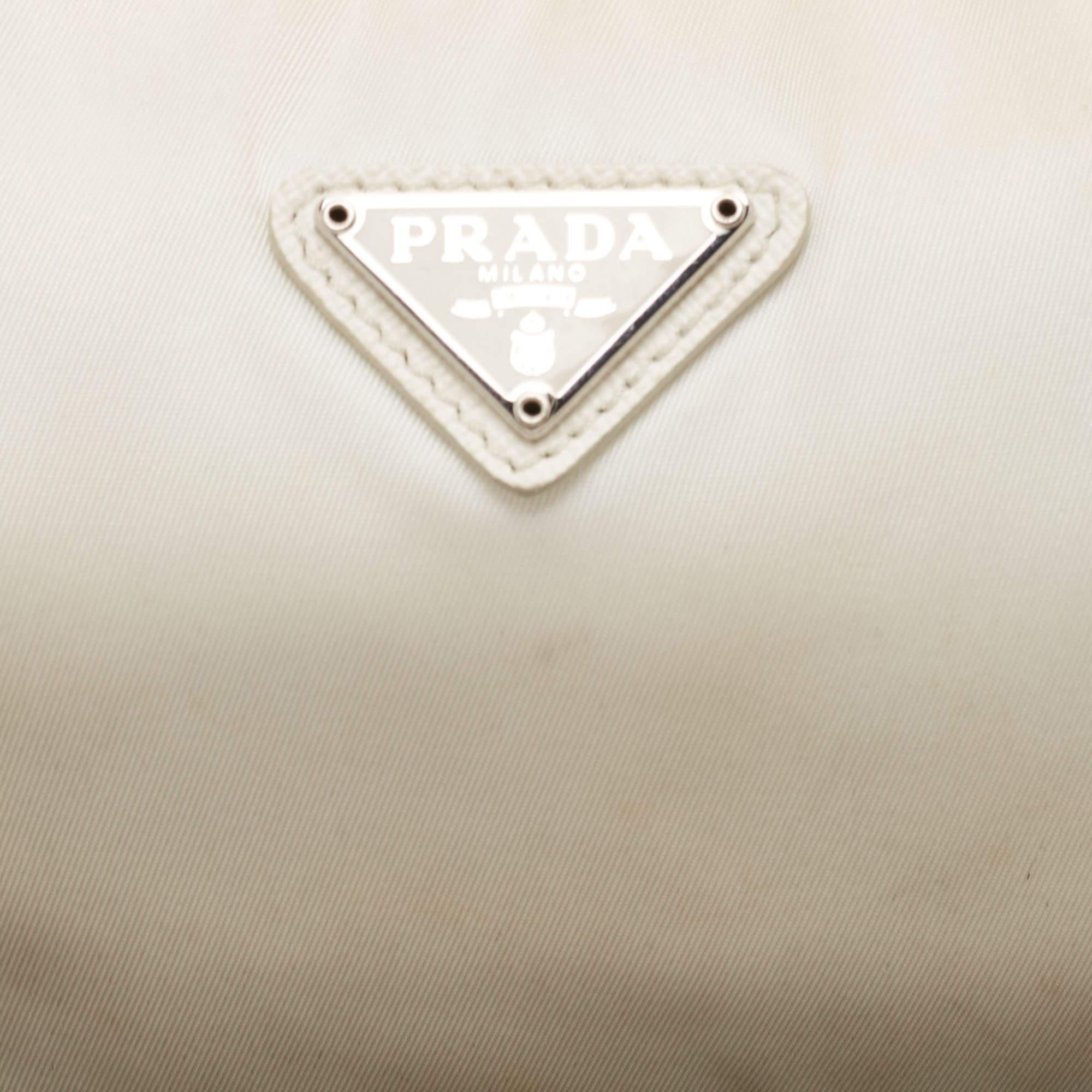 Sac à bandoulière Prada en nylon blanc Mini Re-Edition 2000 en vente 2