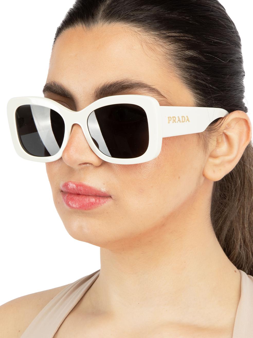 El ESTADO de este artículo de diseño de Prada es Nuevo con etiquetas. Este artículo viene con el embalaje original.
  
  Detalles
  Model No: PR A08S
  Blanco
  Acetato
  Gafas de sol ovaladas de ojo cuadrado
  Lente Gris Oscuro Tintado
  Marca en