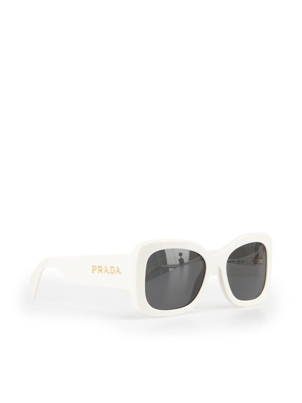 Gafas de sol Prada con montura cuadrada ovalada blanca en Nuevo Estado en London, GB