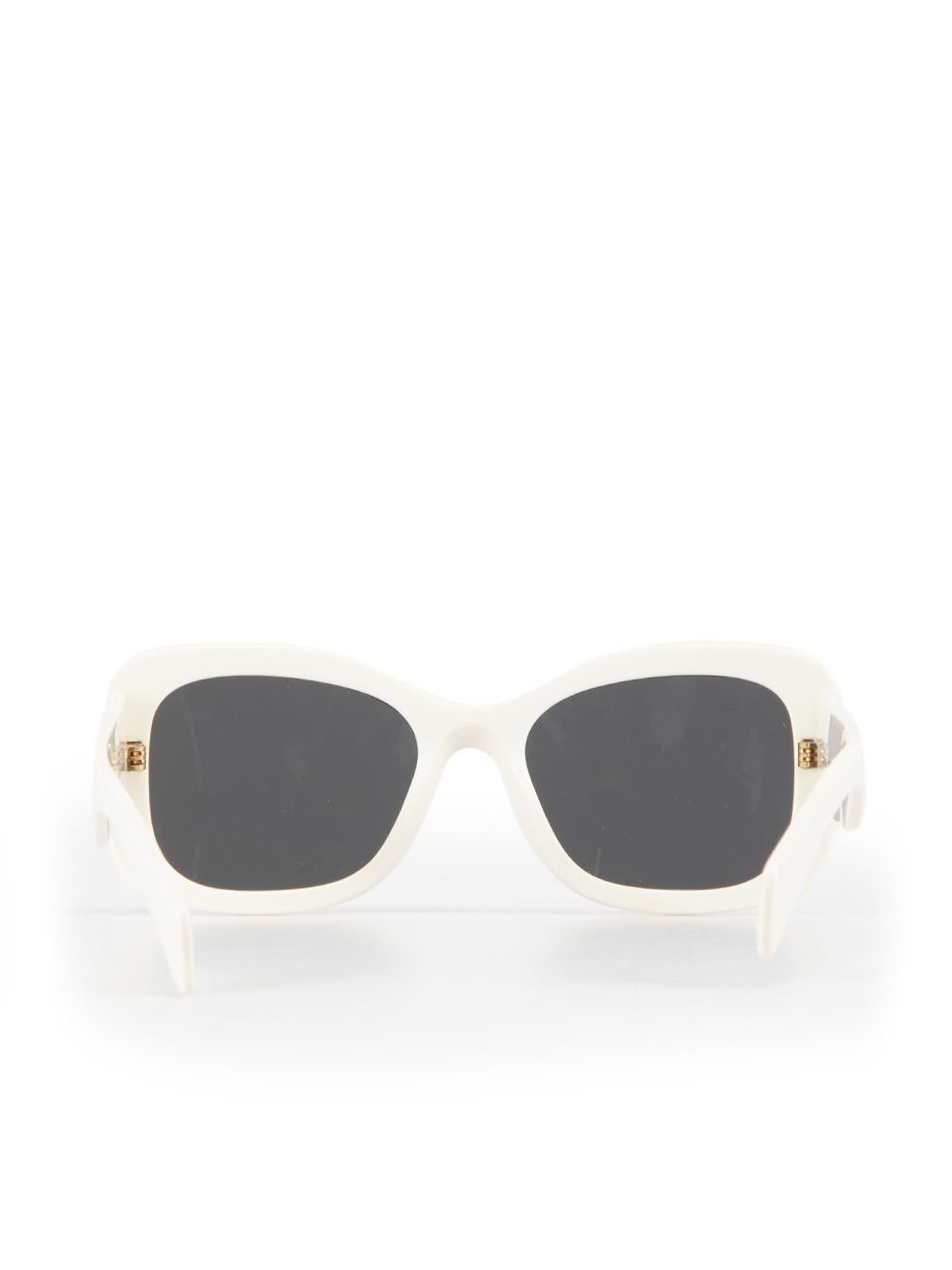De las mujeres Gafas de sol Prada con montura cuadrada ovalada blanca